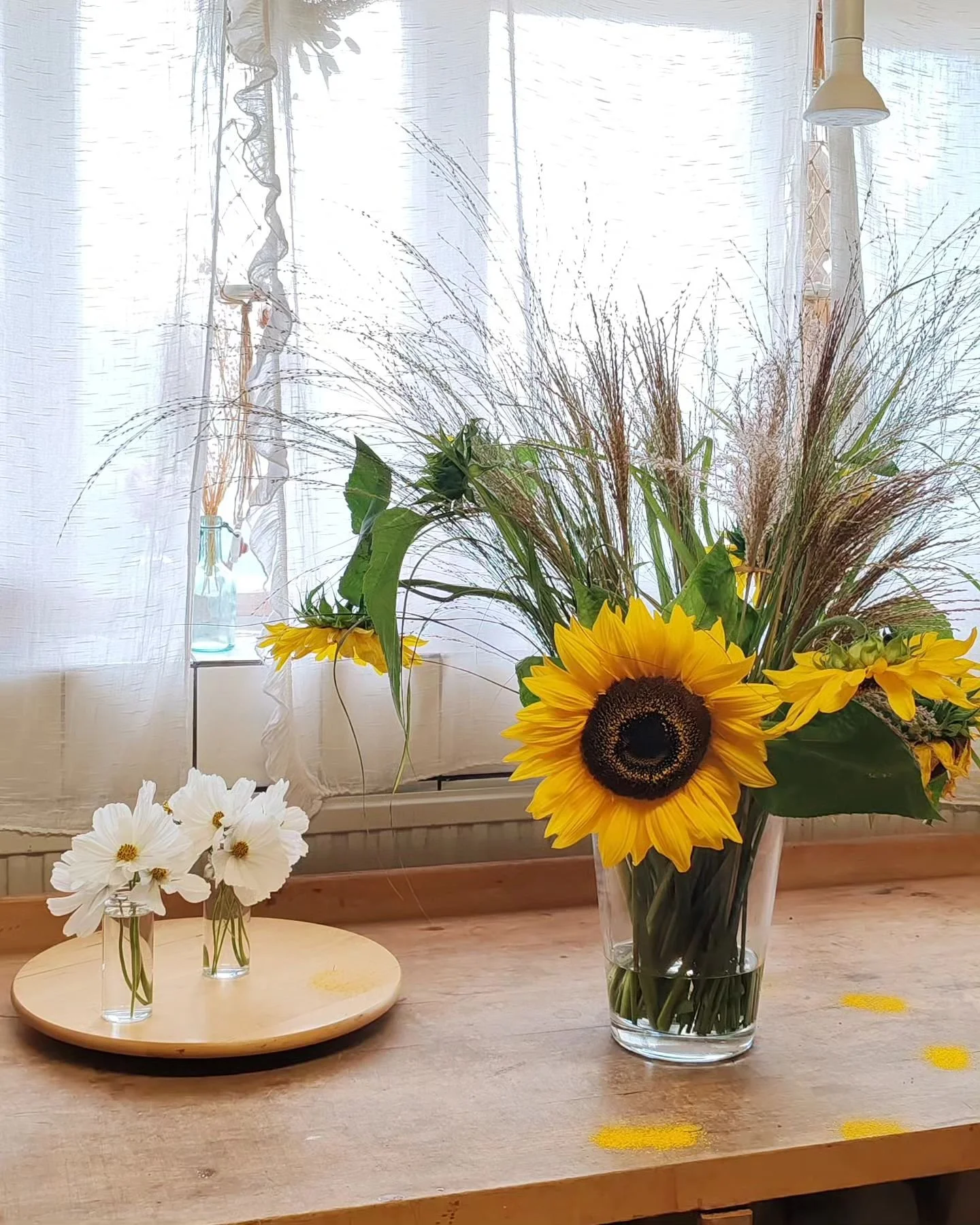 Elokuu - edelleen lemppari, mutta jotenkin nopeempi t&auml;n&auml; vuonna.. 🫠

T&auml;ss&auml; kuvasarjassa l&auml;hinn&auml; puutarhan antimia hyvin rennossa muodossa, mutta t&auml;ytyy todeta, ett&auml; ty&ouml;rintamalla elokuu vasta olikin kukka