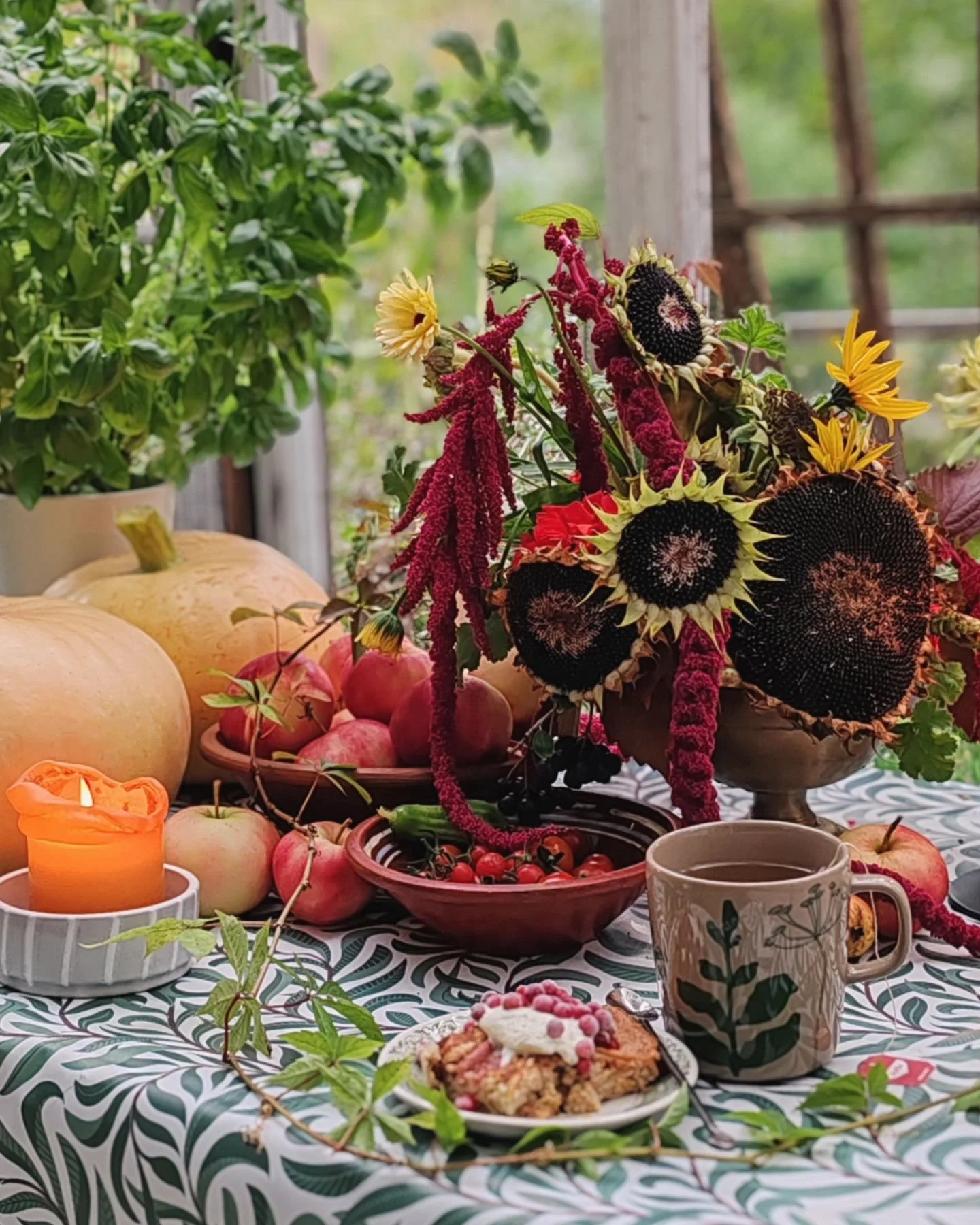 Syysp&auml;iv&auml;ntasaus oli sunnuntaina. 🍂

Tuo tasapainon hetki, jossa valoa ja pime&auml;&auml; on yht&auml; paljon tuntuu jotenkin sopivalta omaan fiilikseenkin. Valolla pit&auml;&auml; olla vastaparinsa, jaksaminen kumpuaa levosta ja luovuus 