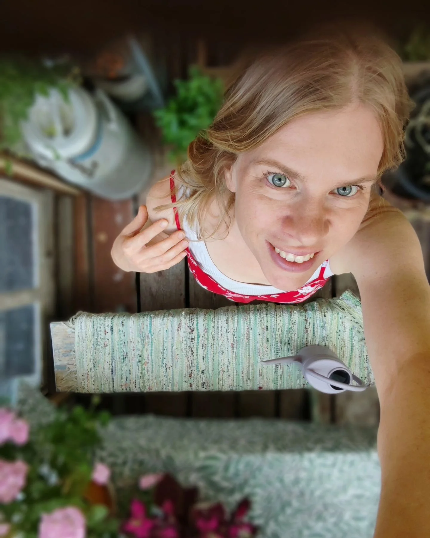 Syksyn kamerarullaa:

1. Tosi l&auml;mmin syksy. Hymyst&auml; huolimatta huolestuttavaa..
2. L&auml;mpim&auml;n syksyn satoa on riitt&auml;nyt.
3. T&auml;m&auml;kin r&auml;psy pihasta syyskuun puolesta v&auml;list&auml;! 
4. Mets&auml;retki&auml; on 