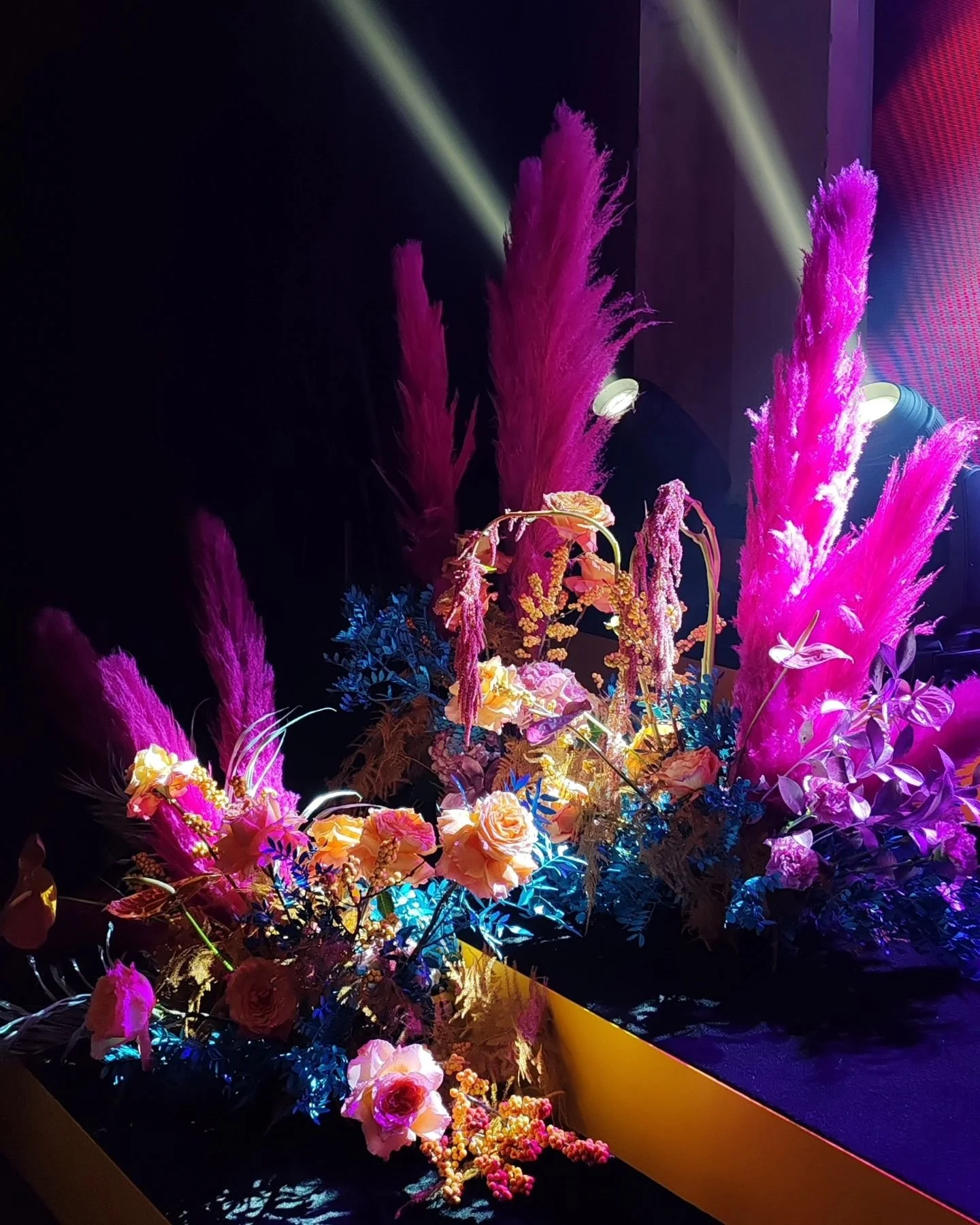 Taisin manifestoida t&auml;m&auml;n kukituksen. 🔮

V&auml;lill&auml; ihmettelen, kuinka t&auml;m&auml; ala vaan antaa ja yll&auml;tt&auml;&auml;. 🤗 Minua innostaa koko kukkasuunnittelun prosessi, joka l&auml;htee esim. yhden br&auml;ndikuvan pohjal