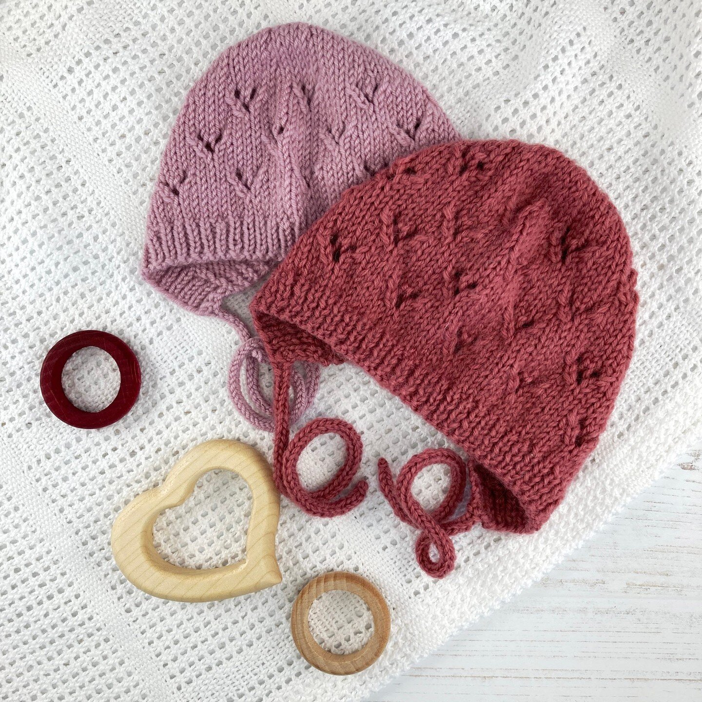 Little Hearts baby bonnets in shades that I would never have previously thought to put together, but now that I have, I love them!⁣
#knittingpattern  #lovefibres #lovefibrespattern #babyknits #babybonnet #knittingforbaby #handknits #knittingpattern