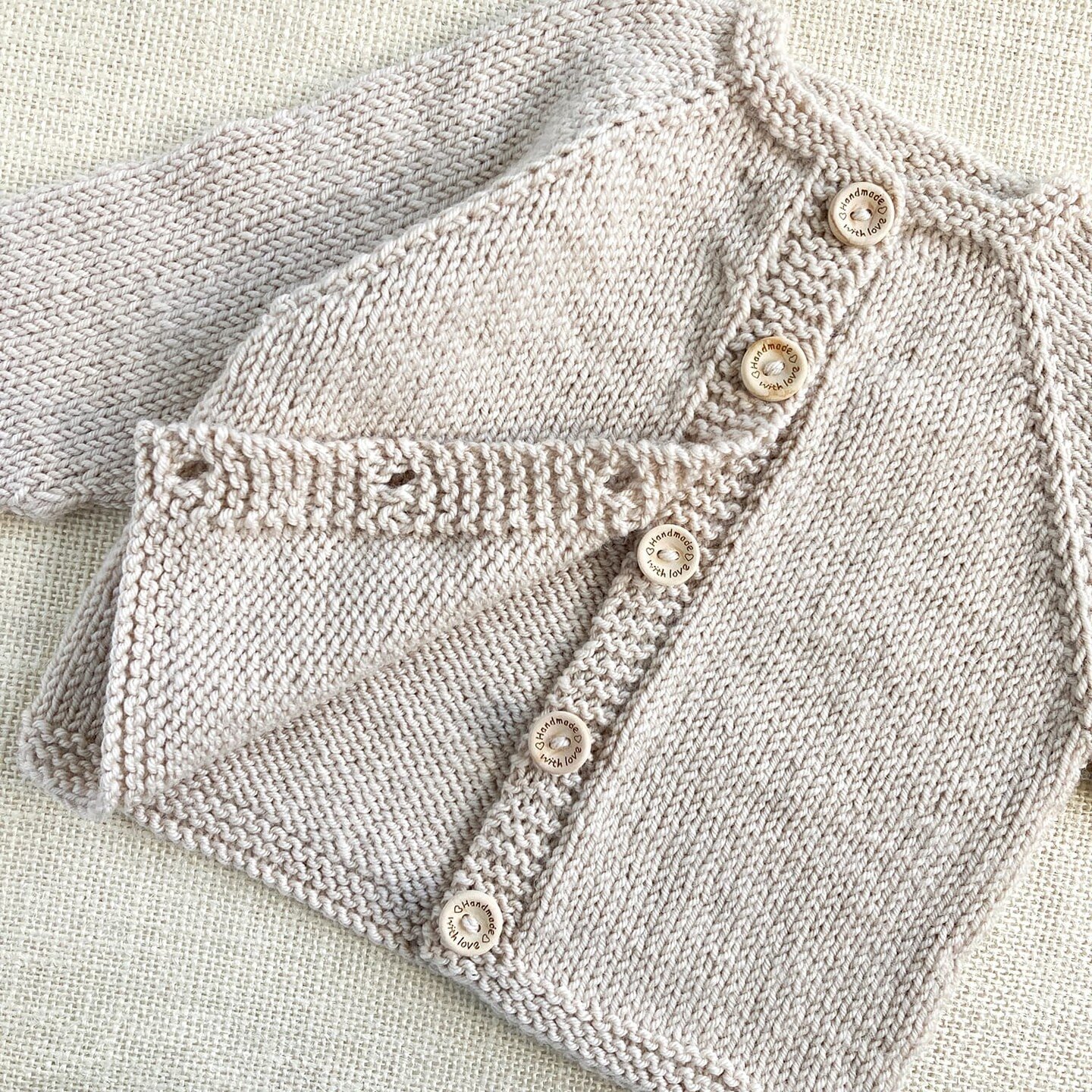 Style Me Simple baby cardigan. This is a top down construction and can be knit in one of 3 ways: ⁣
1. On a circular needle, including knitting the sleeves in the round. This has the advantage that there is no seaming all. This was a complete game cha