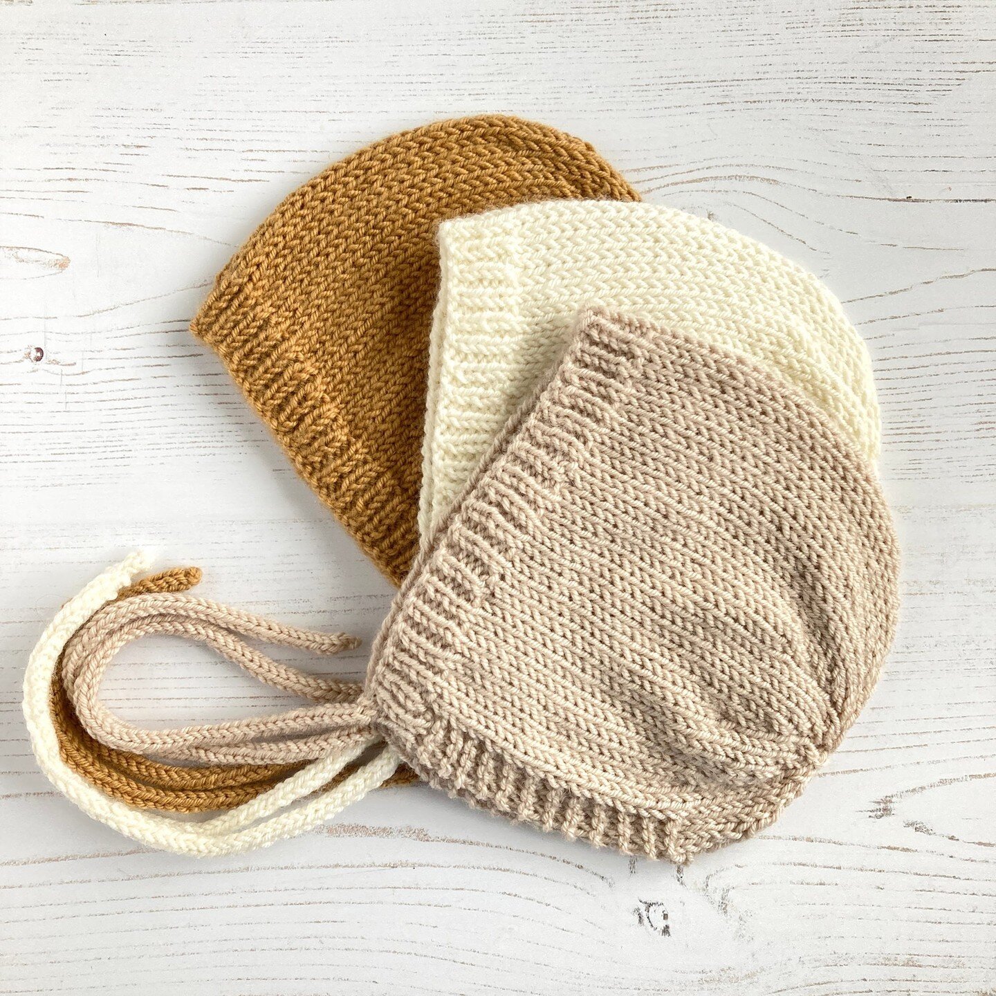 Style Me Simple baby bonnets in neutral colours.⁣
I always keep a few ready to gift whenever the occasion arises.#babyknitting #babyknittingpatterns ⁣
#babybonnetpattern #lovefibrespattern #knittingforbaby #knittingpatterns #knittingpattern #knittedb