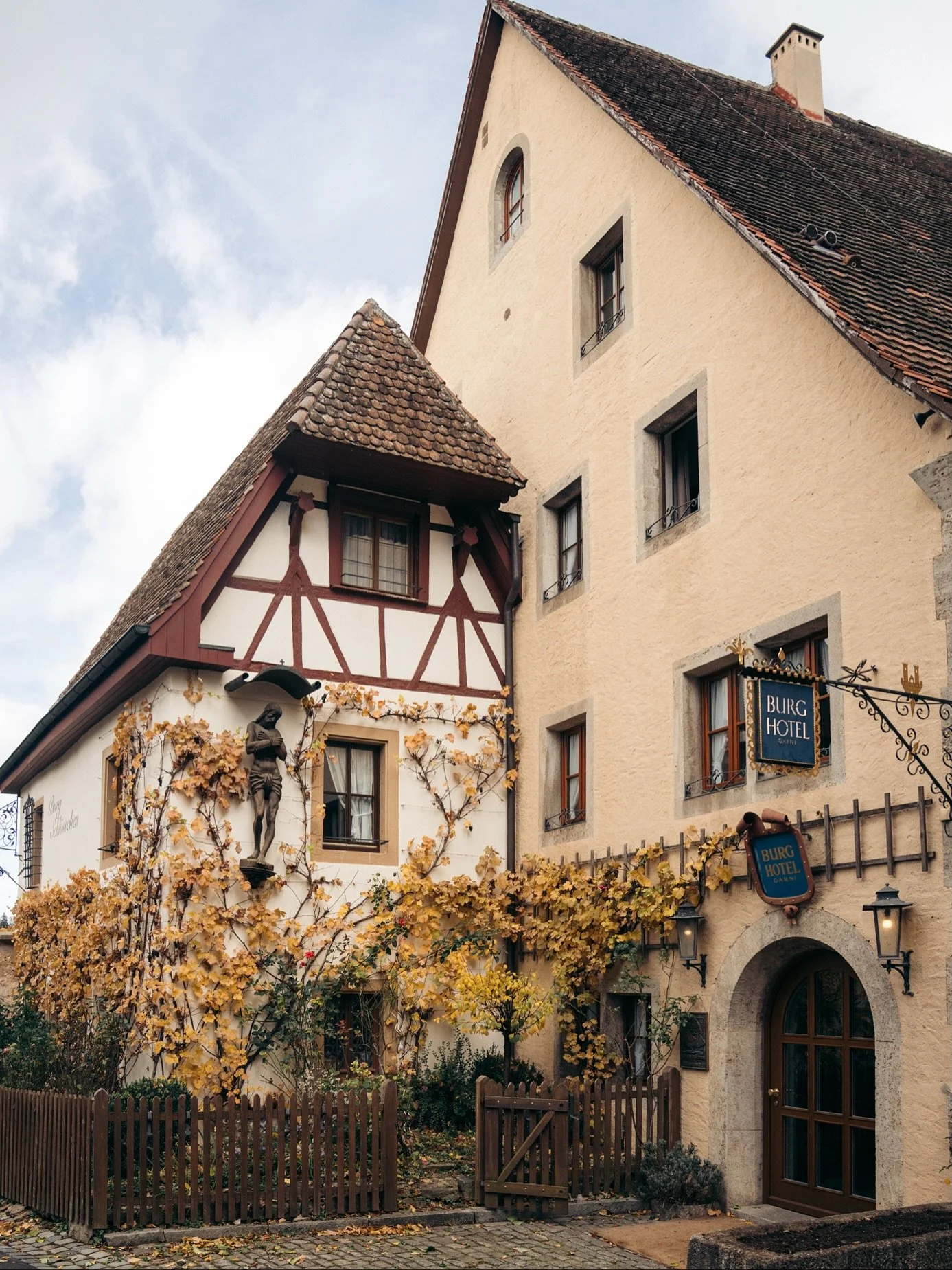 A fall stroll in Rothenburg with @rachelcarterimages didn&rsquo;t disappoint. 

#rothenburg_ob_der_tauber #rothenburg #germanytravel #fallvibes🍁 #visitgermany #sonyalpha #sonya1 

Rothenburg ob der Tauber, Germany Travel