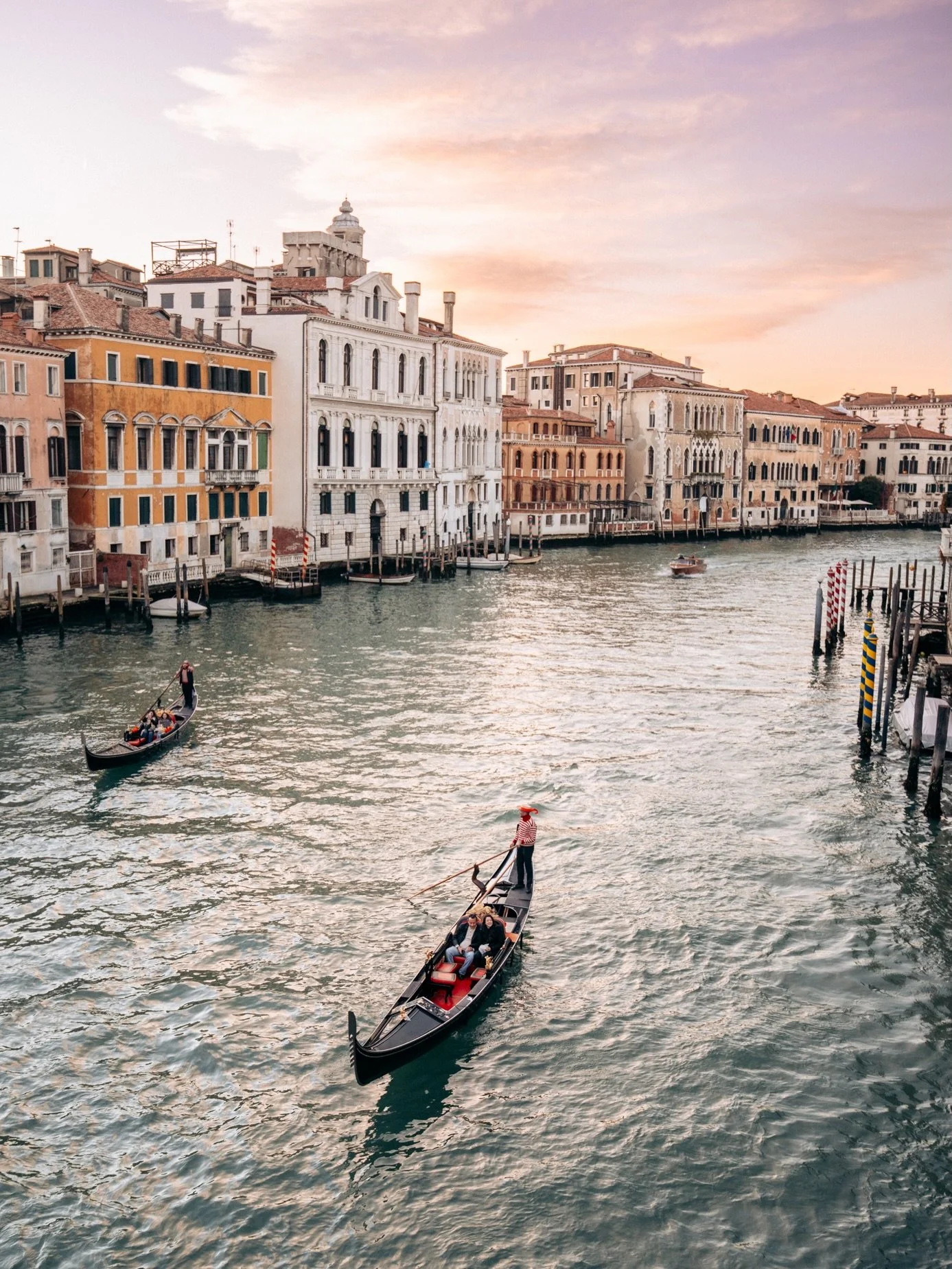 Officially one month out, year two at Carnival in Venice, I&rsquo;m coming for you! 

Is Carnival in Venice on your bucket list? 

#veniceitaly🇮🇹 #visititaly #buranoitaly #venicecarnival #sonyalphafemale 

Carnival in Venice
