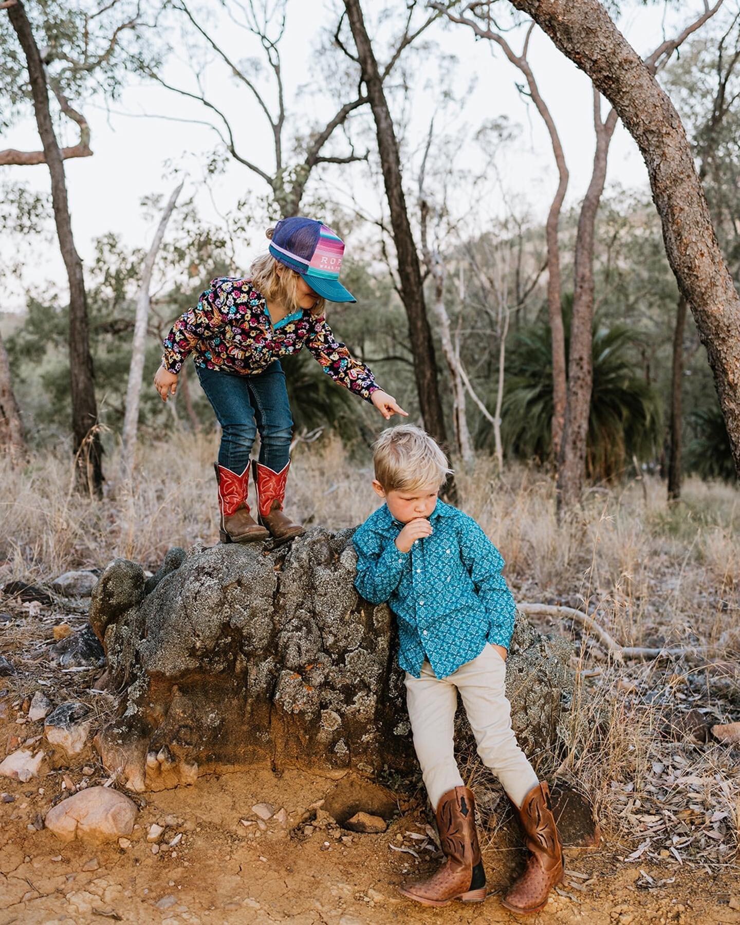Take me back to #carnarvongorge hanging out, watching sunsets 🌅 and taking pics in our @justcountryaustralia gear!!

@roperworld 

#brisbanefamilyphotographer #queenslandfamilyphotographer #outbackqueensland
