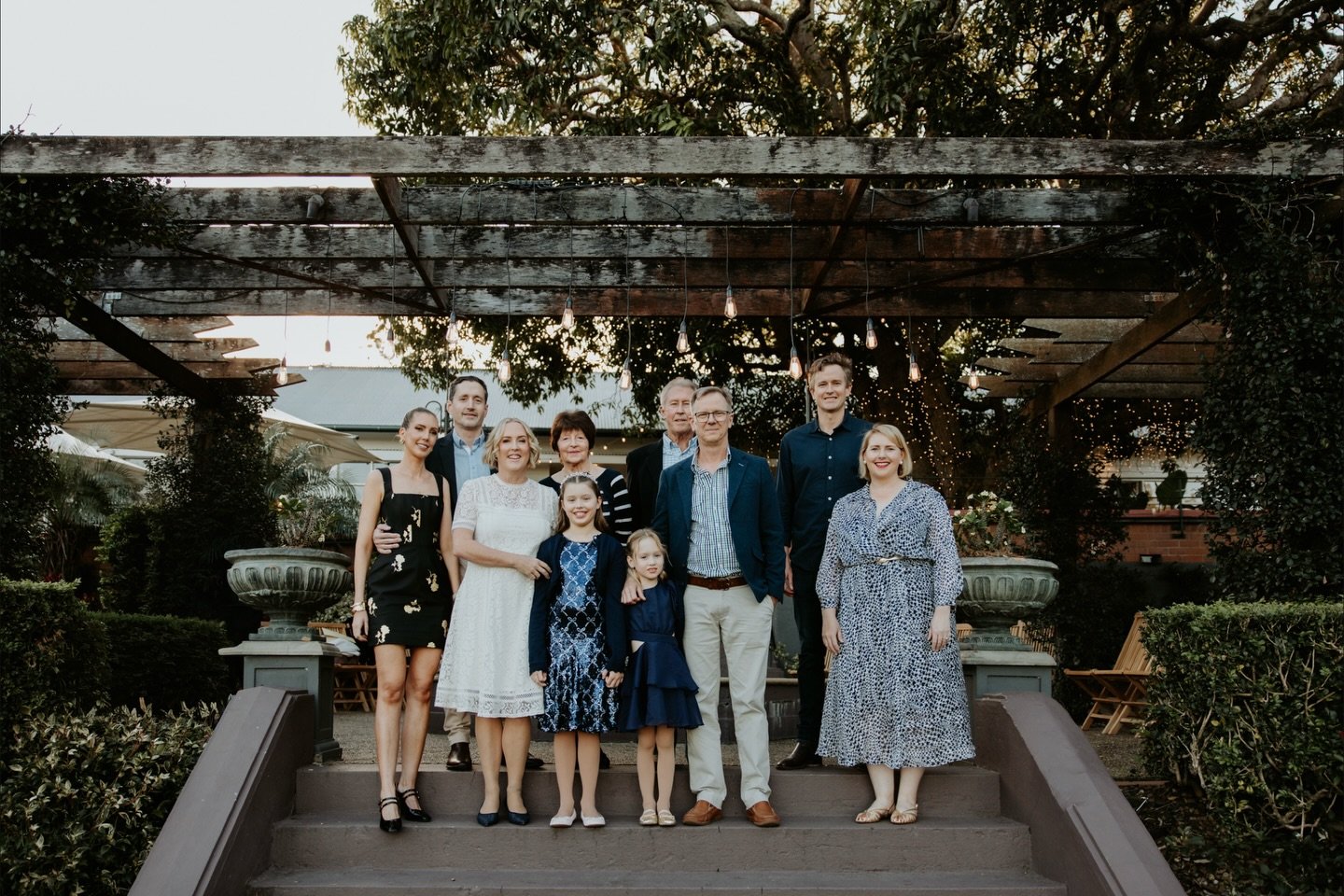 Family photos in the beautiful gardens of @hillstonestlucia before renewing their vows, canap&eacute;s and drinks under the mango tree as the sun went down then and then onto the most amazing dinner.

Gather your tribe 🤍 it&rsquo;s worth it 🥂 

Con