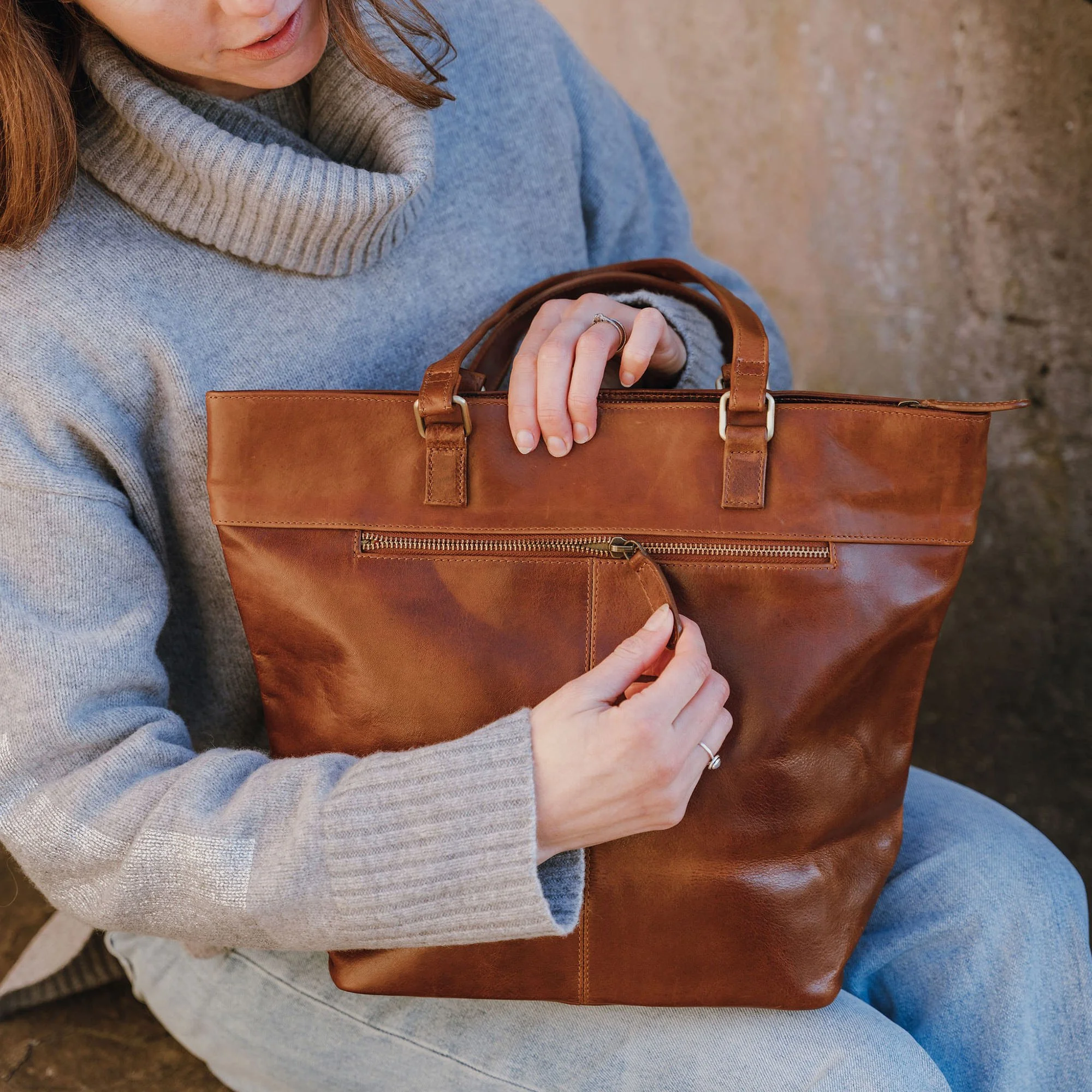 Harlow-large-tan-leather-tote-bag-model (24).jpg