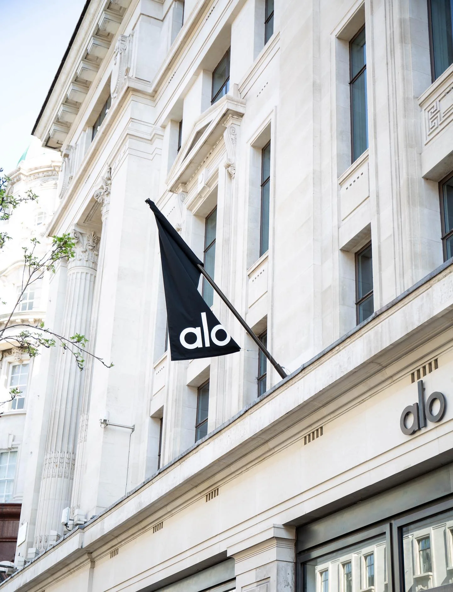 Showcasing the energy of the Alo Yoga x Vogue wellness walk &amp; community run

Lead by @pilateswithashlea &amp; @georgelloyd____ ensured the day started with intention, sweat and a touch of style! 

Grateful to witness mornings like this through my