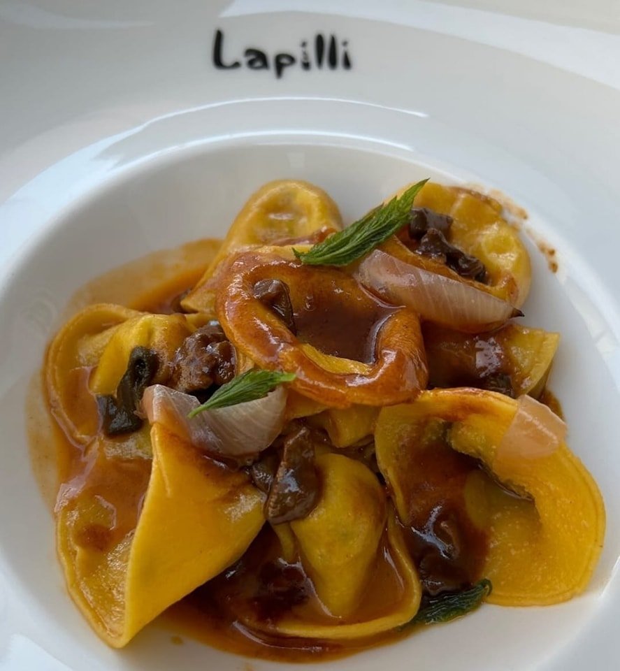 FUORI MEN&Ugrave; 
🥟🍖🐑

La chef propone : un morbido raviolo fatto in casa, ripieno di stufato di agnello che finisce la cottura nel suo fondo bruno.

Buon appetito! 🤤🍽️

🌋🌋🌋

 #enoteca #lapilli #arquapetrarca #osteria #wine #vino #ladolcevit