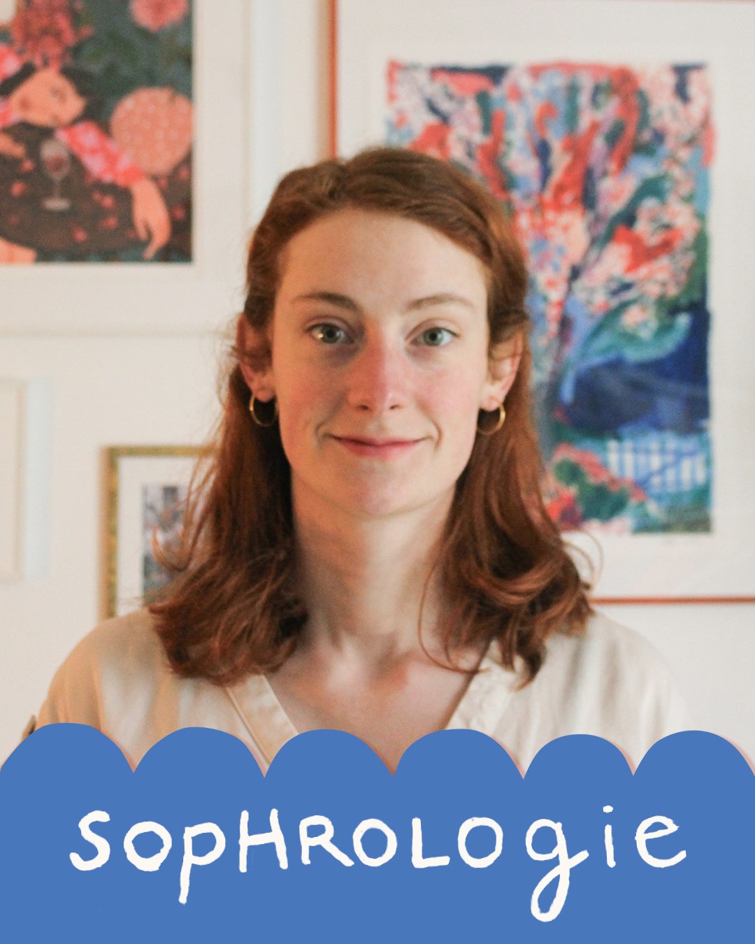 Photographie de Mathilde Villerot, illustratrice et sophrologue à Nantes. Jeune femme aux cheveux roux souriante, portant un chemisier blanc, avec des œuvres d'art colorées. Le mot 'sophrologie' est écrit en blanc sur un fond bleu en bas de l'image.