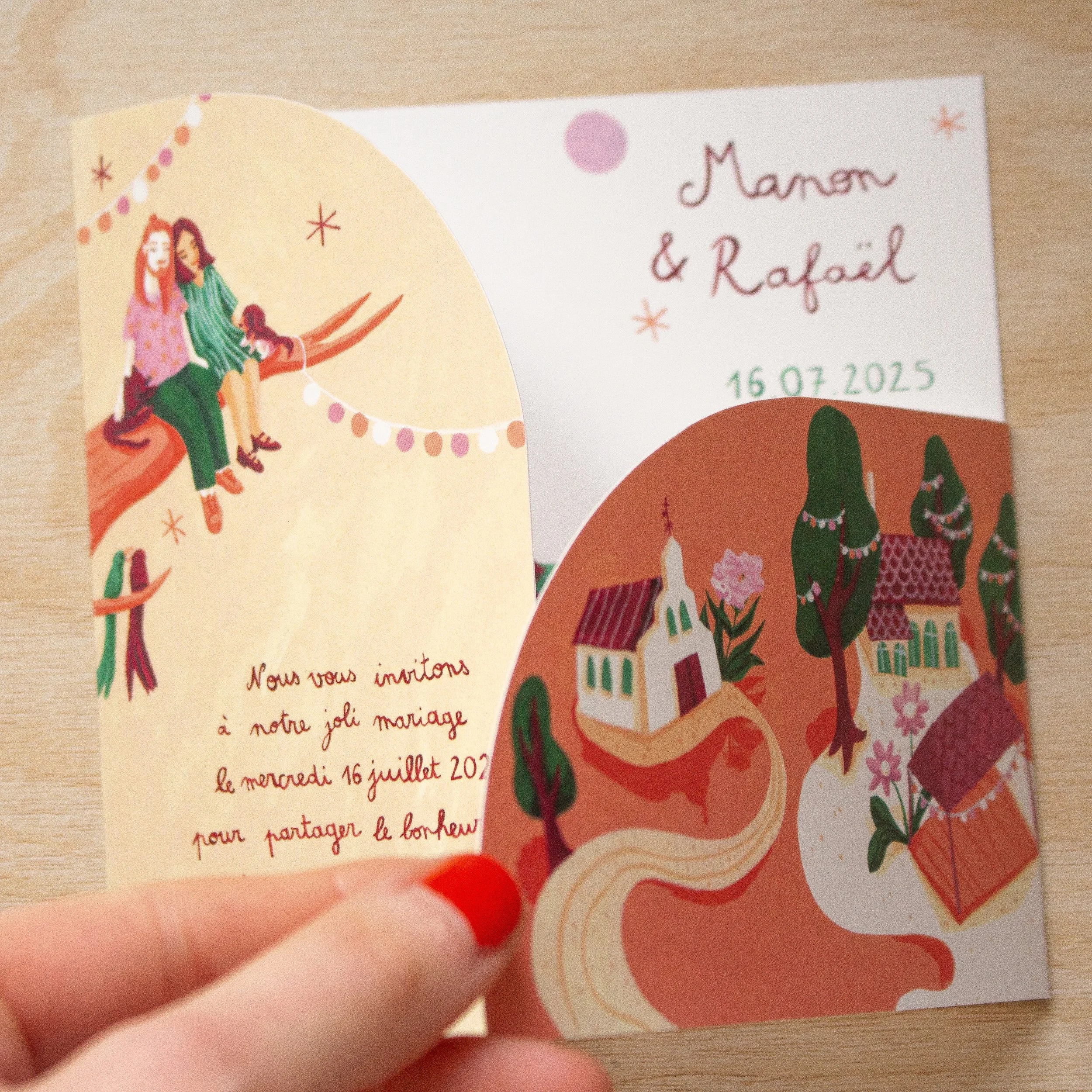 Carte d'invitation de mariage au format plié original, avec illustration colorée d'un couple assis sur une branche, décorations de fête et texte mentionnant deux prénoms et une date.