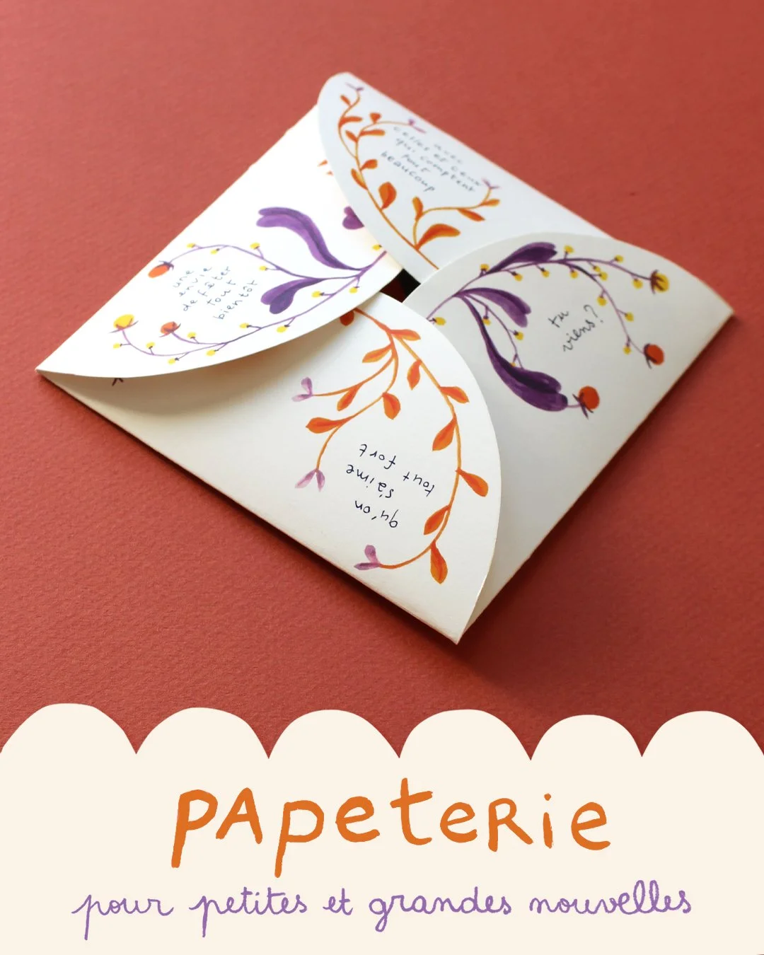 Un faire-part de mariage au format plié original avec des illustrations florales colorées et des messages, sur un fond rouge.