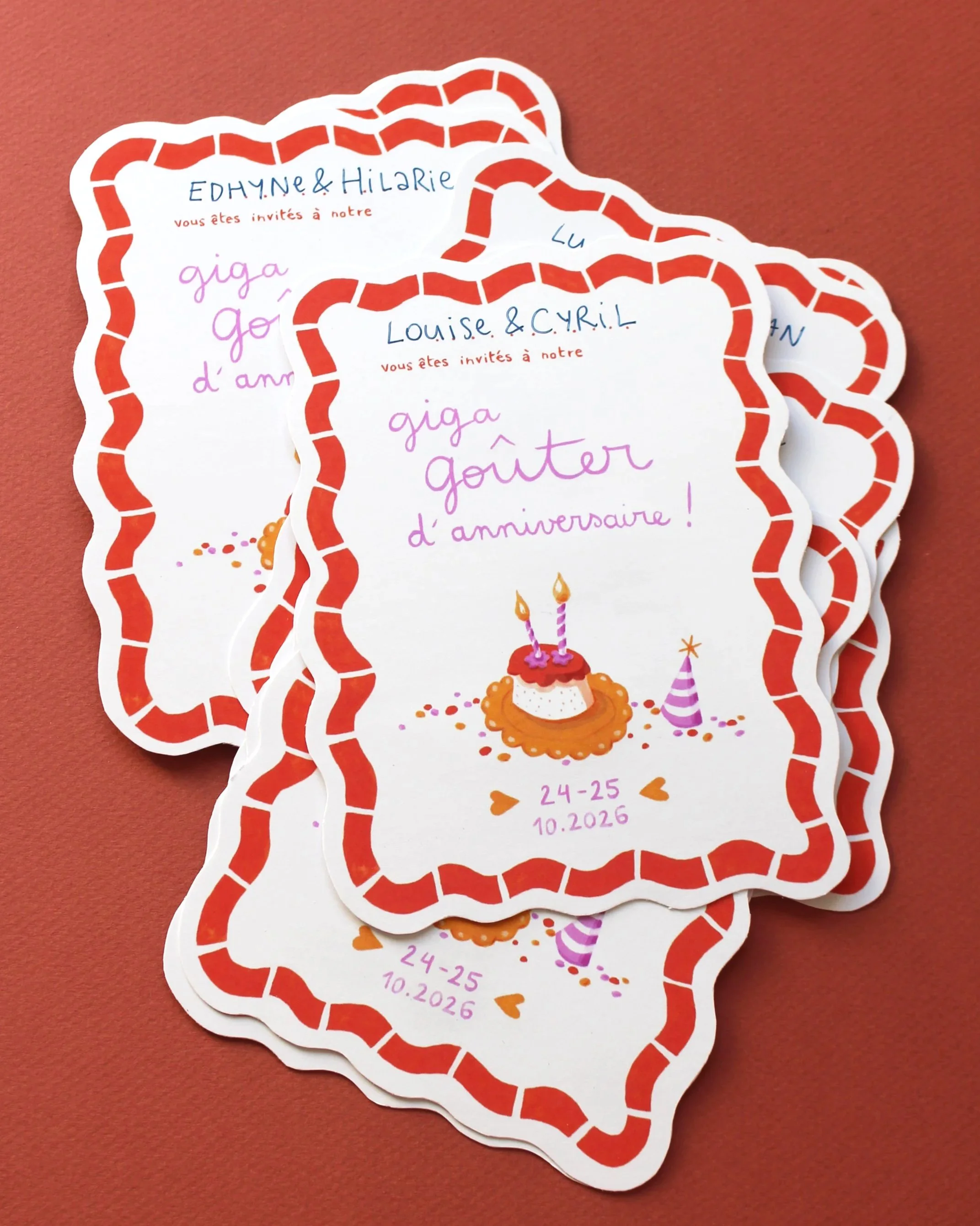 Cartons d'invitation illustrés pour un anniversaire. Le contour est découpé en forme de vague. Sur les cartes on trouve du texte et une illustration de gateau avec deux bougies et de confettis.