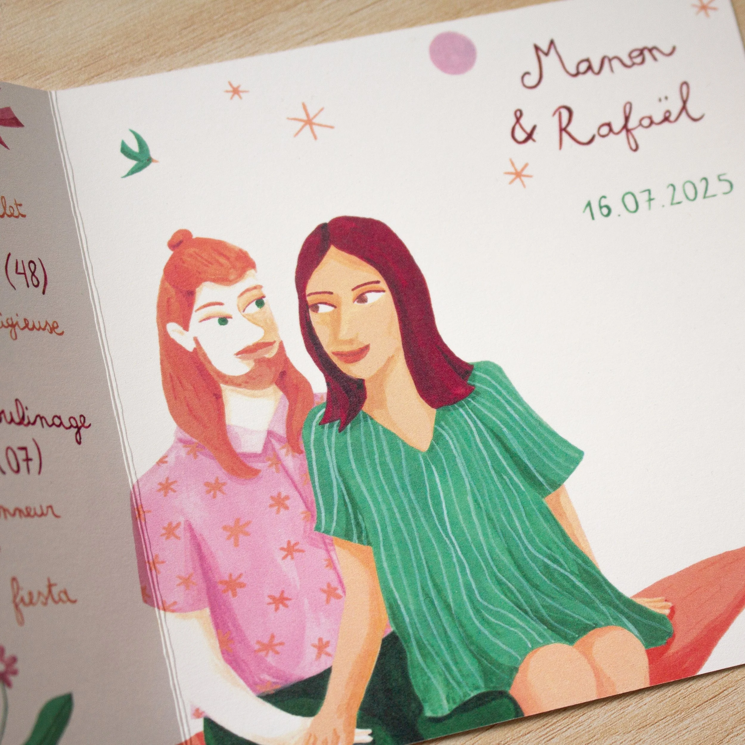 L'intérieur d'une carte d'invitation de mariage illustrée avec un couple assis sur une branche, un texte en français, et des motifs colorés de pois, étoiles, et oiseaux.