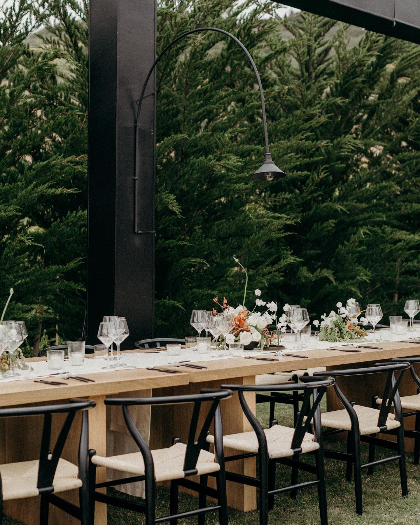 Custom lighting and structure that blends in with the setting vs fighting it. Photo @katherineannrose structure @bellavistadesigns florals @hart_floral