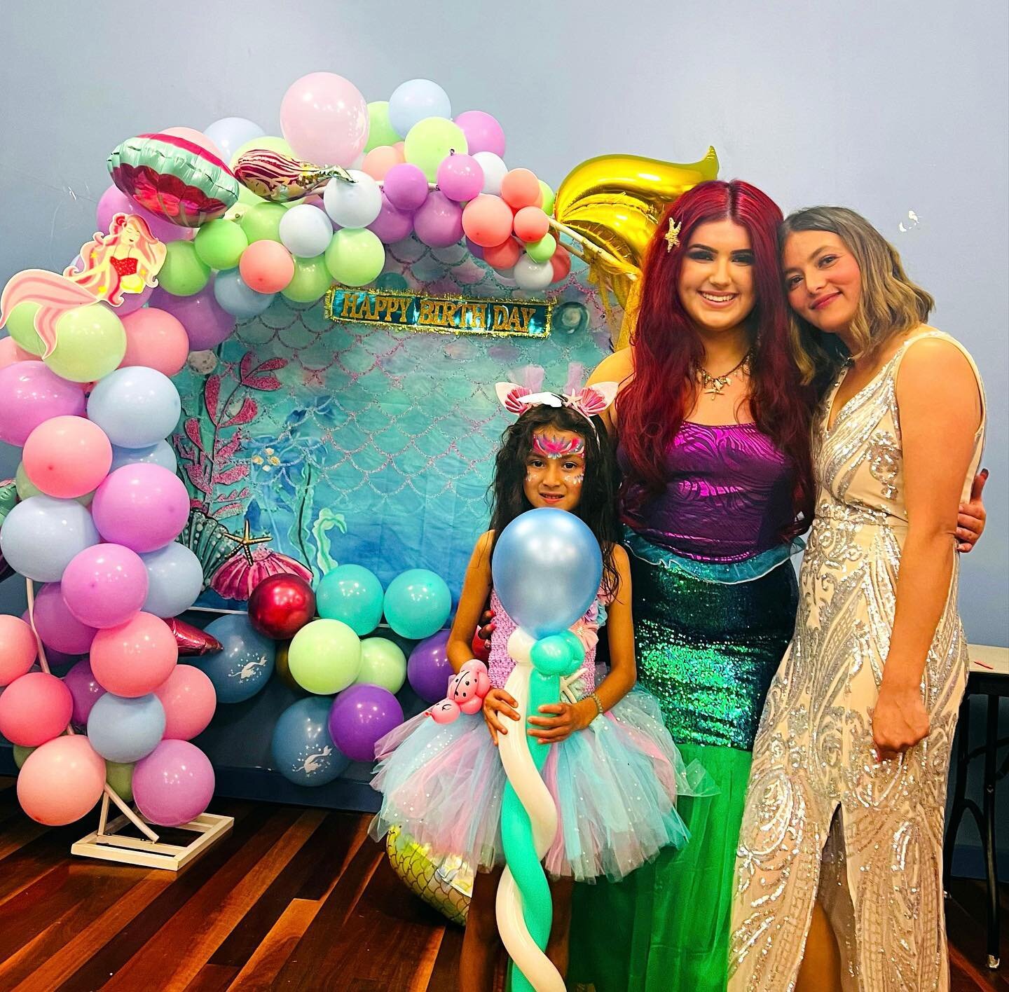 Special mermaid moments spent with this gorgeous mum and daughter!! 
All the children loved getting their face painted by our Ariel the mermaid entertainer! And absolutely loved our balloon sculpting show !! 🤍🧜&zwj;♀️
Book now for your child&rsquo;