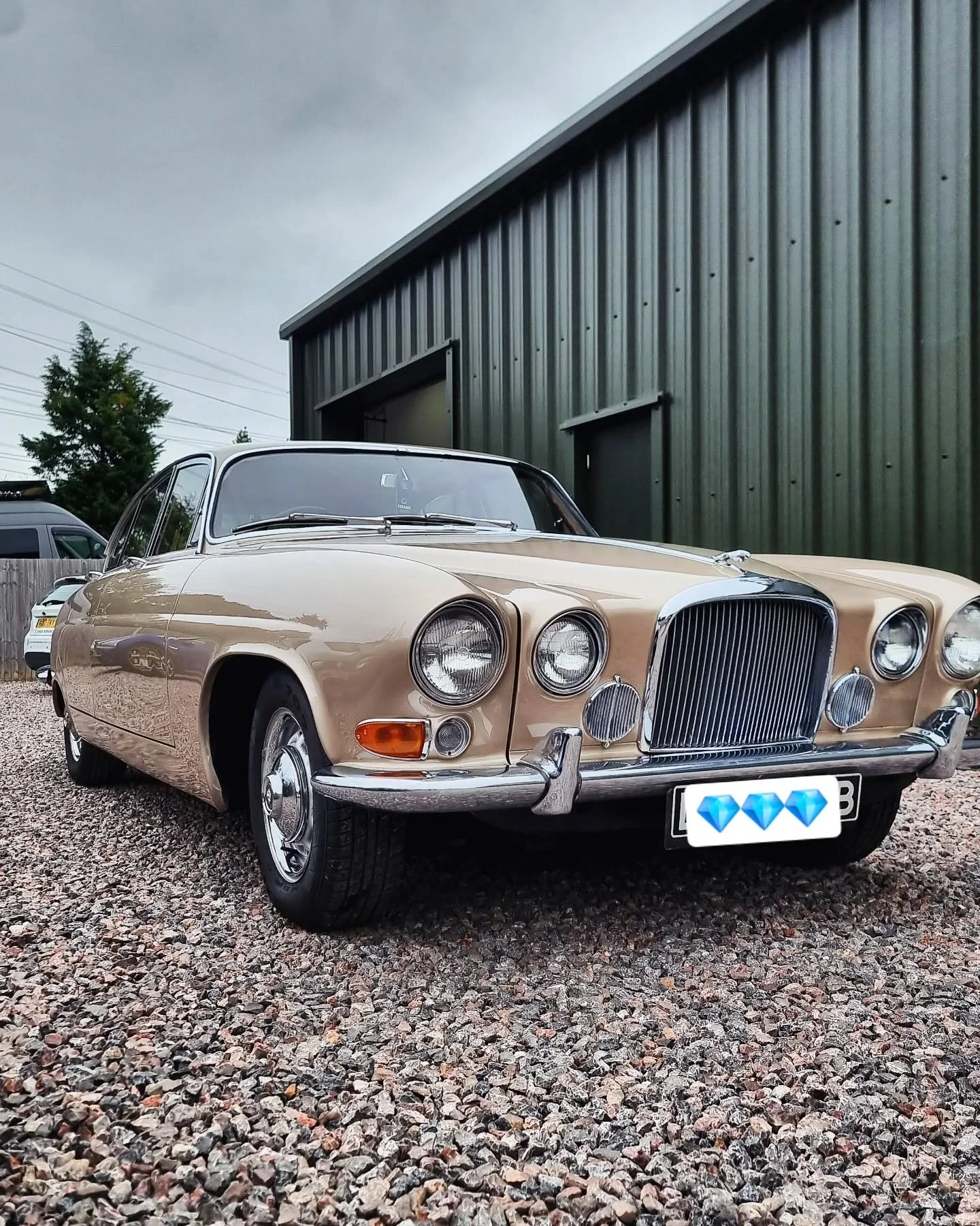 That's it for the MK10 Jaguar! Full 3 stage refinement and coatings applied. It had a full repaint from the awesome guys at @paintingclassiccars Stunning car, stunning work and a pleasure to work on! 
.
.
.
.
#Detailing #CeramicCoating #jaguar #Jagua