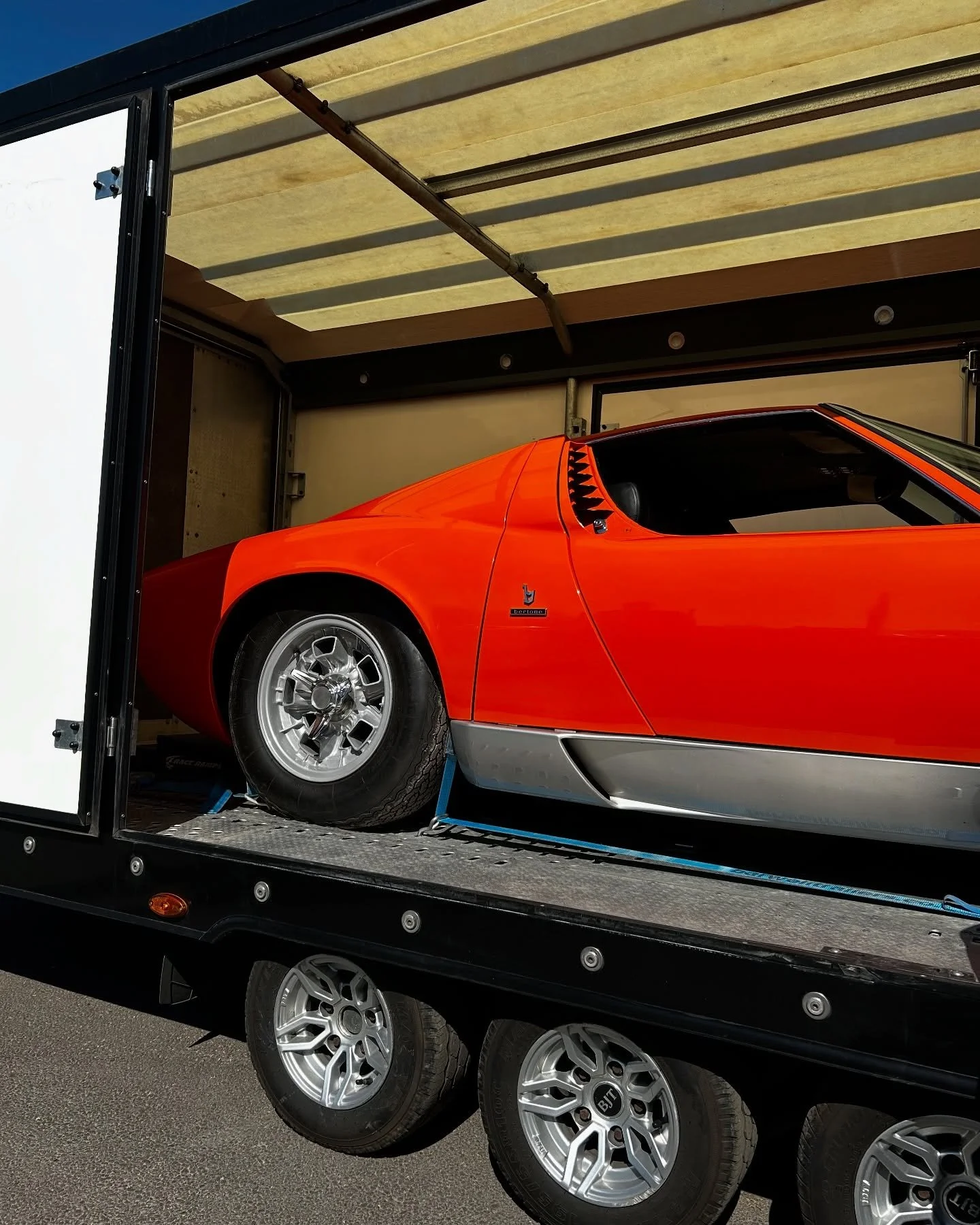 Recently the enclosed trailer has been busy moving a range of cars all over the south east. Including a Jaguar E-Type, Lamborghini Miura, Lamborghini Countach, Porsche 911. #enclosedtrailer #miura #lamboghini #porsche #countach #transport #logistics 