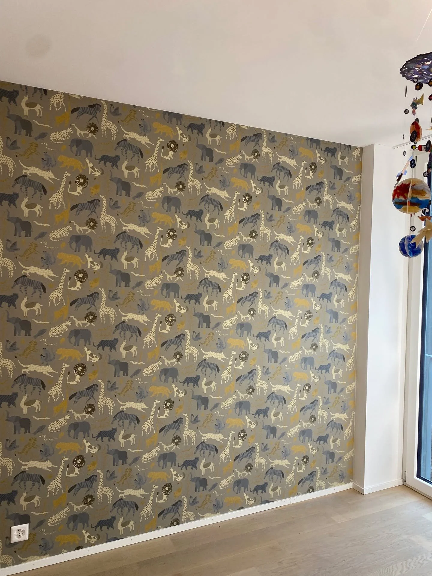 Eine Tapete und der ganze Raum wirkt neu!
Trau dich und setz dein Statement!