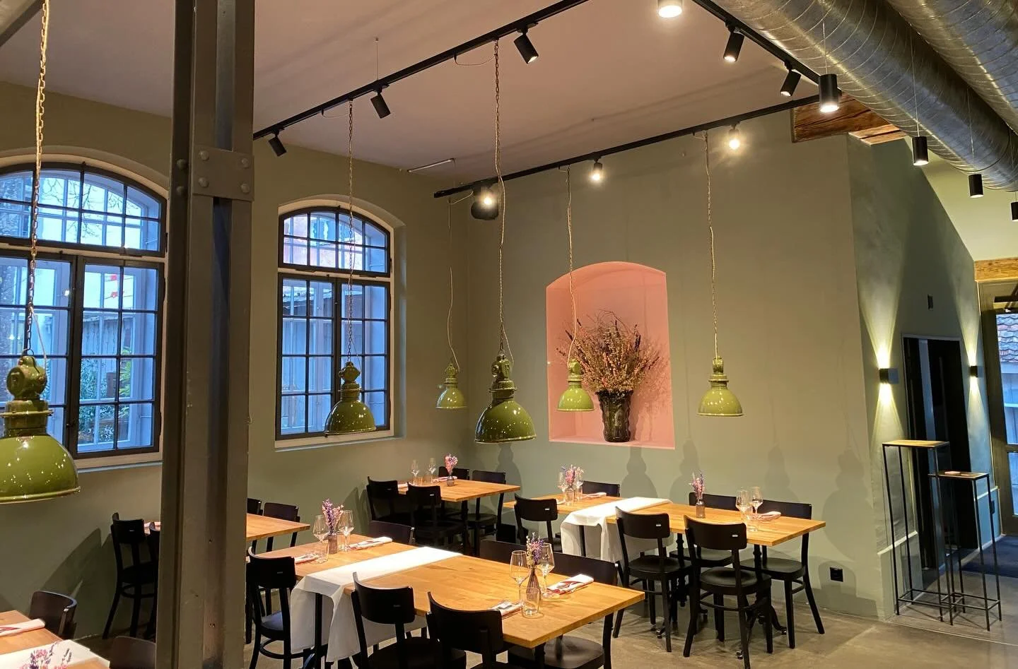 〰️ Auf der Suche nach einem richtig leckeren Resti? Im Restaurant @sihlsteg schmeckt es nicht nur mega gut - auch das Ambiente ist wundersch&ouml;n! 〰️ 
❕ schaut unbedingt mal vorbei, k&ouml;nnen wir auf jeden Fall empfehlen!❕