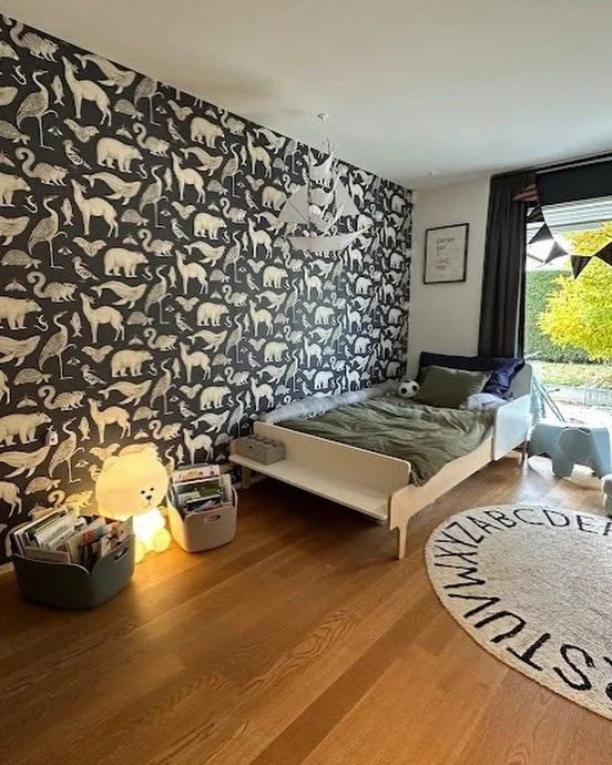 〰️ we love wallpaper 〰️ du auch? Auf der Suche nach professioneller Unterst&uuml;tzung? Dann bist du bei uns genau richtig! Beratung &amp; professionelles Anbringen 👉🏽 @lylo.malerinterior #tapezierenz&uuml;rich #lylomalerinterior #malerz&uuml;rich 