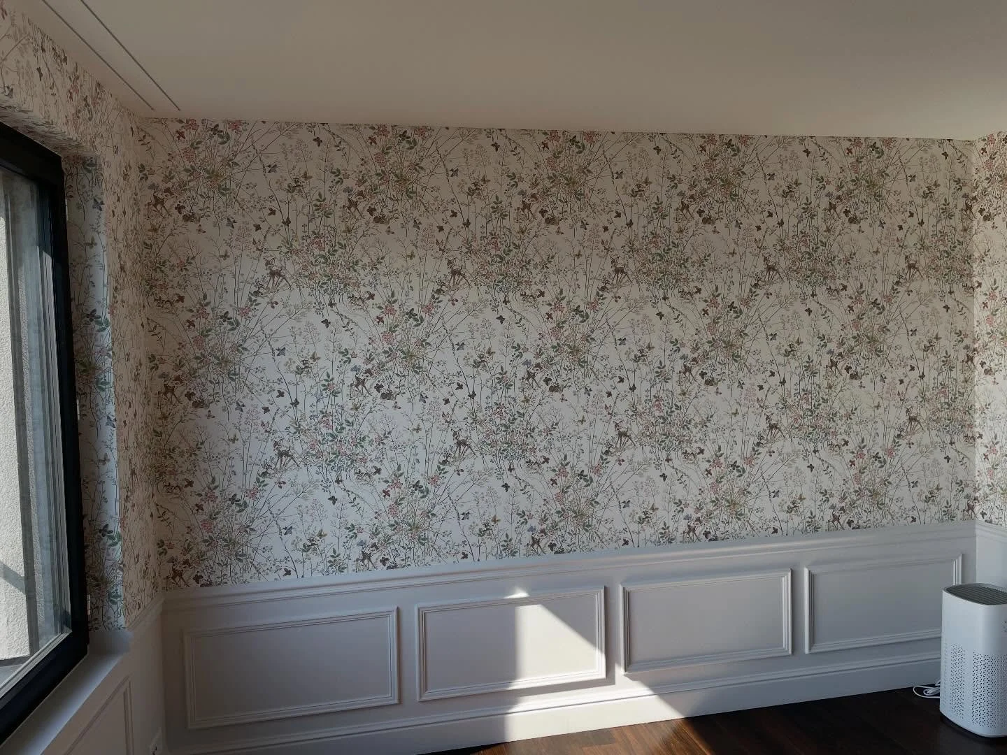 〰️ about today 〰️ sweet🌿🌸wallpaper 🌸🌿for this cute nursery 〰️ #lylomalerinterior #malerz&uuml;rich #tapezierenz&uuml;rich #wallpaperkidsroom