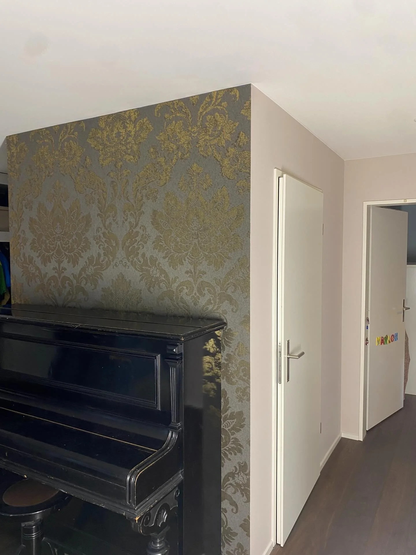 〰️ about yesterday 〰️ 🎹 Piano 🎹 Richtig in Szene gesetzt👌🏽😁 🎶🎵 #lylomalerinterior #malerz&uuml;rich #tapezierenz&uuml;rich #wallpaper