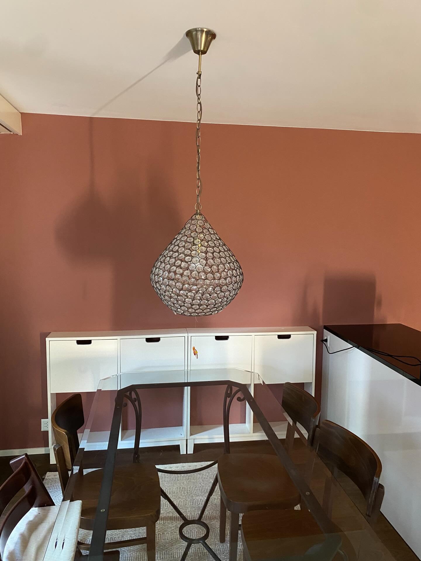 〰️ nachher &bull; vorher 〰️ was f&uuml;r ein Unterschied! Trau auch du dich mit einer Akzentwand 😄 #lylomalerinterior #malerz&uuml;rich #farbberatung_z&uuml;rich #coloredwalls