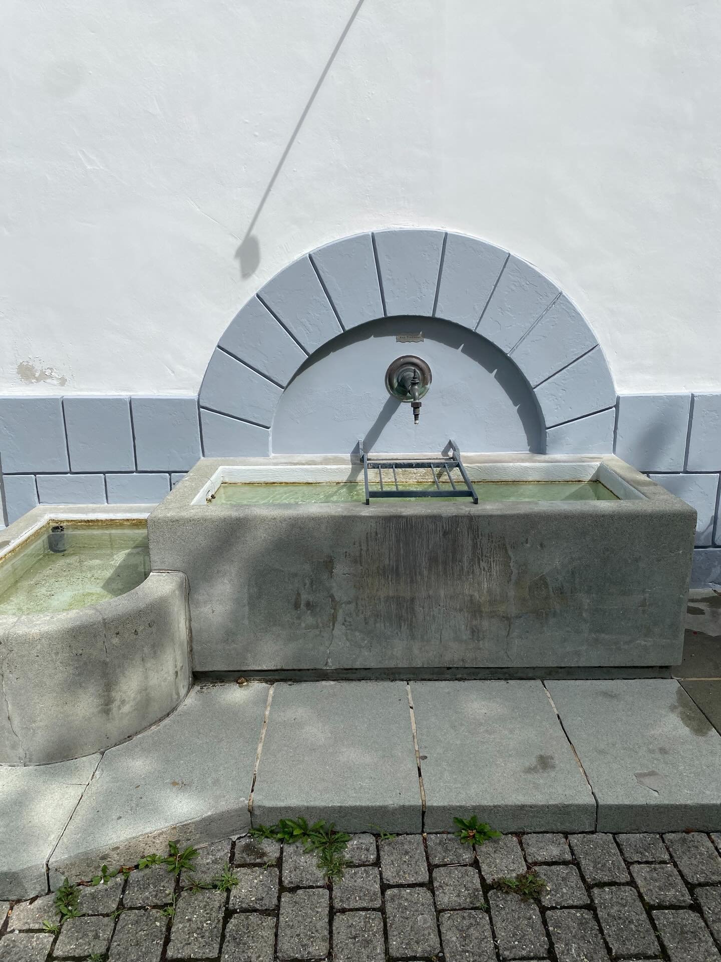 〰️ frisch gestrichen &amp; wieder wie neu! 〰️ #lylomalerinterior #malerz&uuml;rich #brunne #aussenfarbe #fontaines