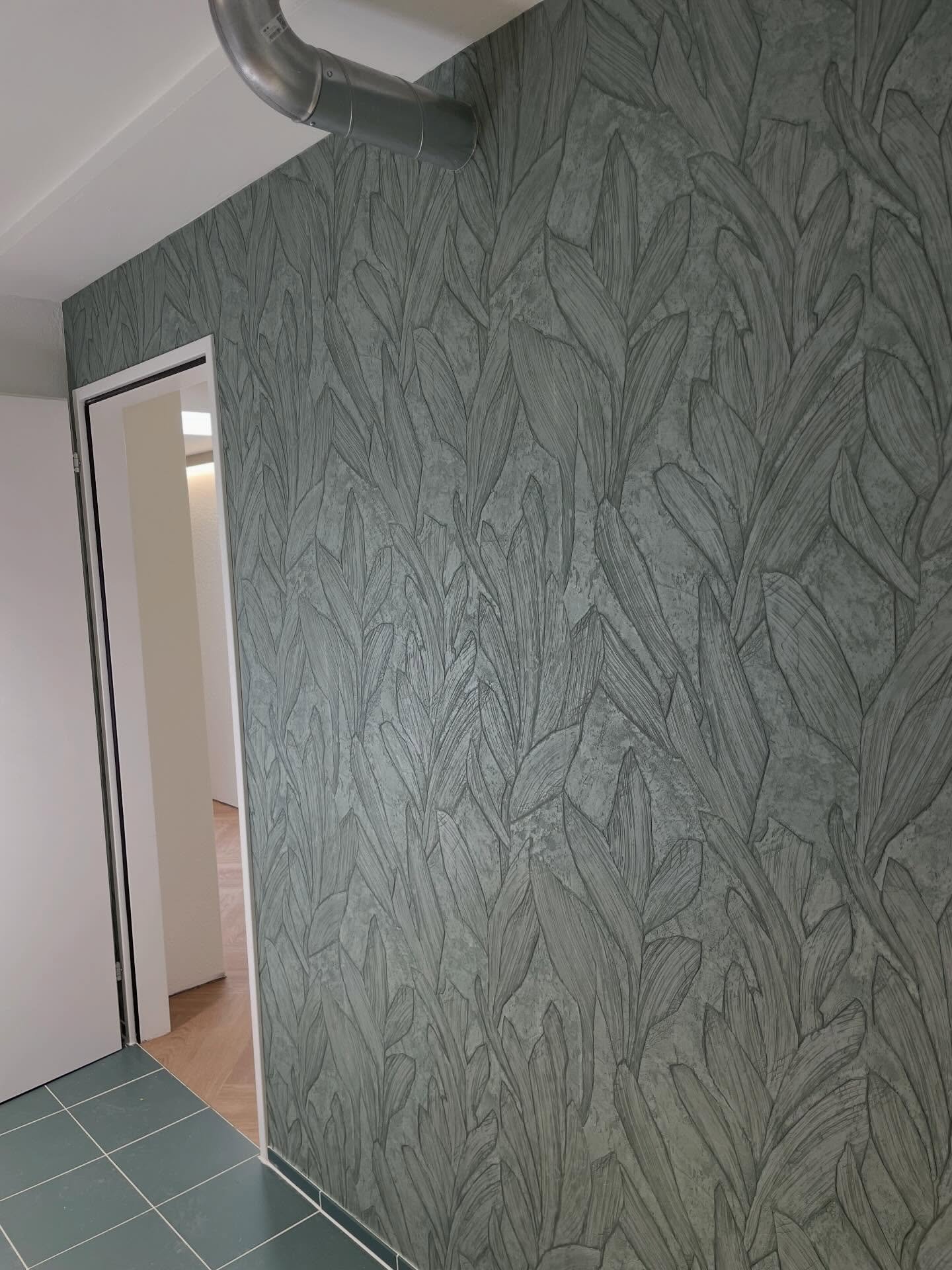 〰️ beautiful wallpaper for this office kitchen 〰️ #lylomalerinterior #tapzierarbeiten #malerz&uuml;rich #tapezierarbeitenz&uuml;rich #wallpaper