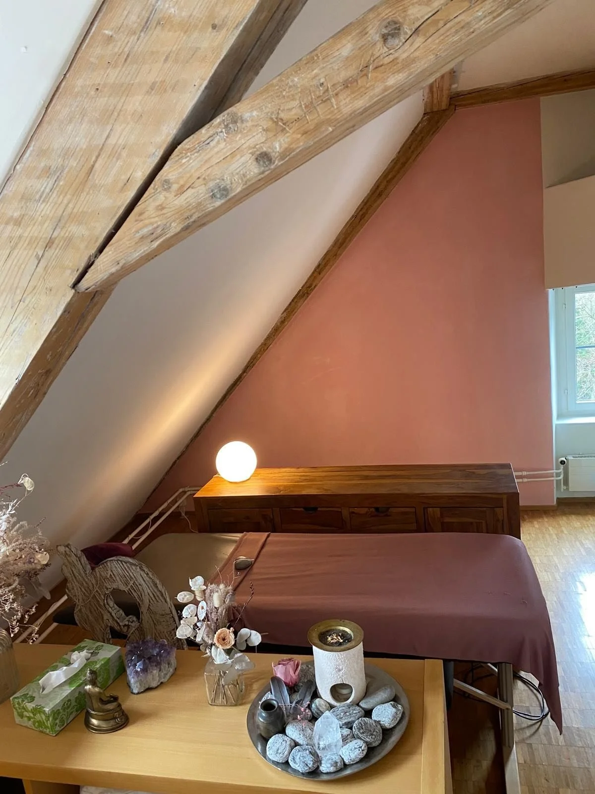 〰️ nachher &bull; vorher 〰️ can you feel the difference?🥰 #lylomalerinterior #malerz&uuml;rich #coloredwall #ncs