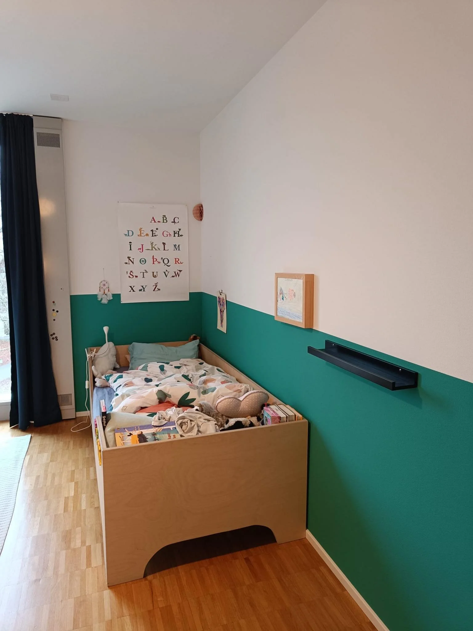 〰️ Kinderzimmer 〰️ nacher &bull; vorher #lylomalerinterior #malerz&uuml;rich #kidsroom #coloredwall