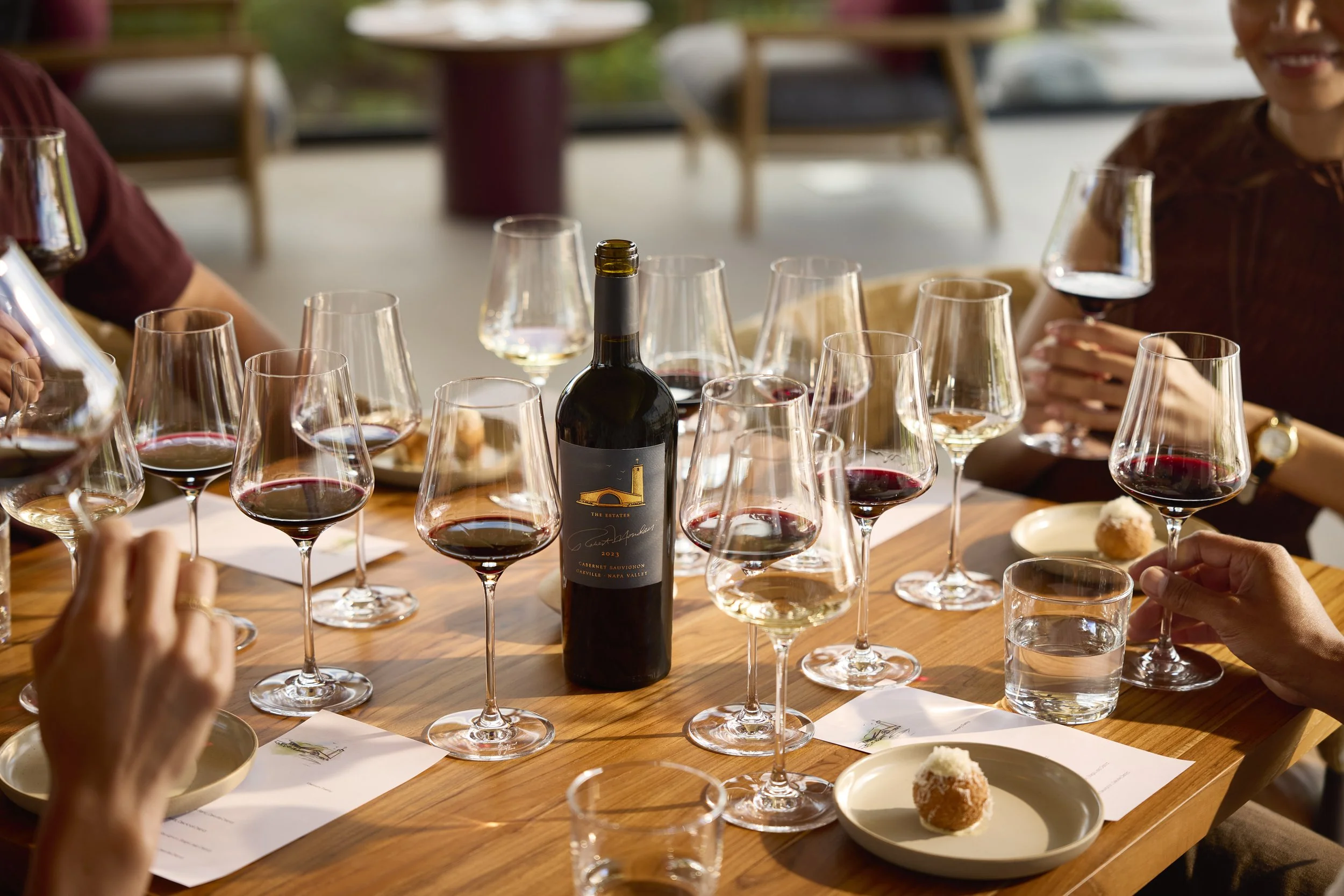 Mondavi_007_Legend_Tasting_VineyardRoom_Talent_CloseUp_93.jpg