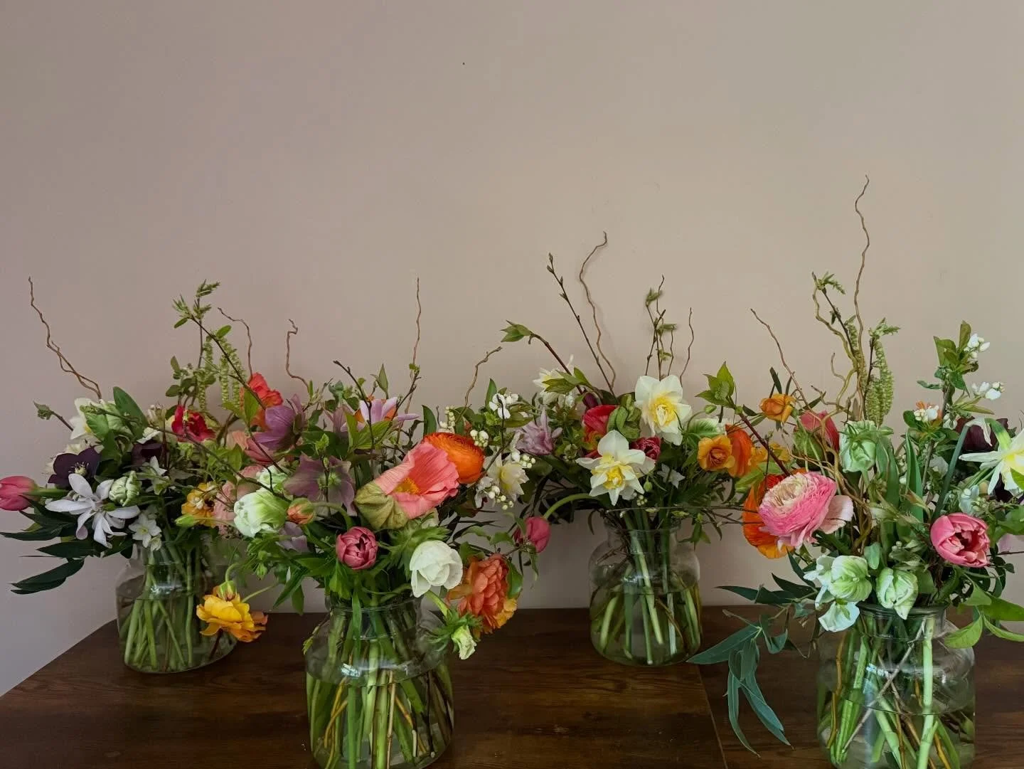 Spring flowers for a dinner @cliveden 

#oxfordshireflorist #springflowers #hedgerowglamour #babylonflowersltd #tulipmania