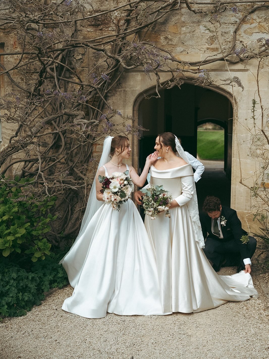 The most beautifully shot pictures of Hermoine &amp; Clara&rsquo;s wedding at Worcester College Oxford back in April.
Photos by the very talented @wychwoodweddings 
My flowers have not really got going early in the season so couldn&rsquo;t have done 