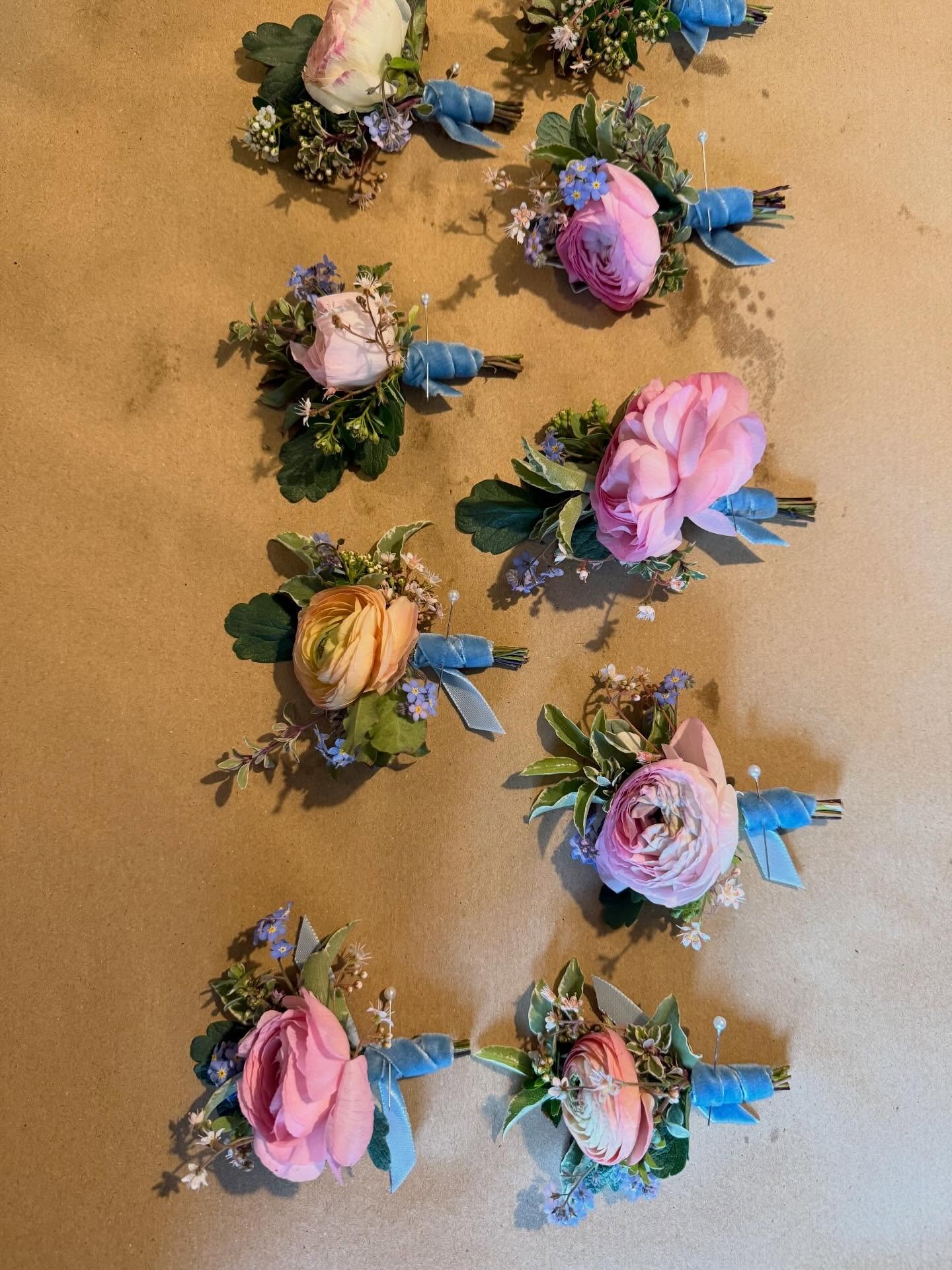 Last Saturdays buttonholes and bouquets. 
Ranunculus and peonies from @evolveflowers in Lincolnshire all the rest from Babylon Beds

#oxfordshireflorist #britishflowers #flowersfromthefarm #seasonalblooms
