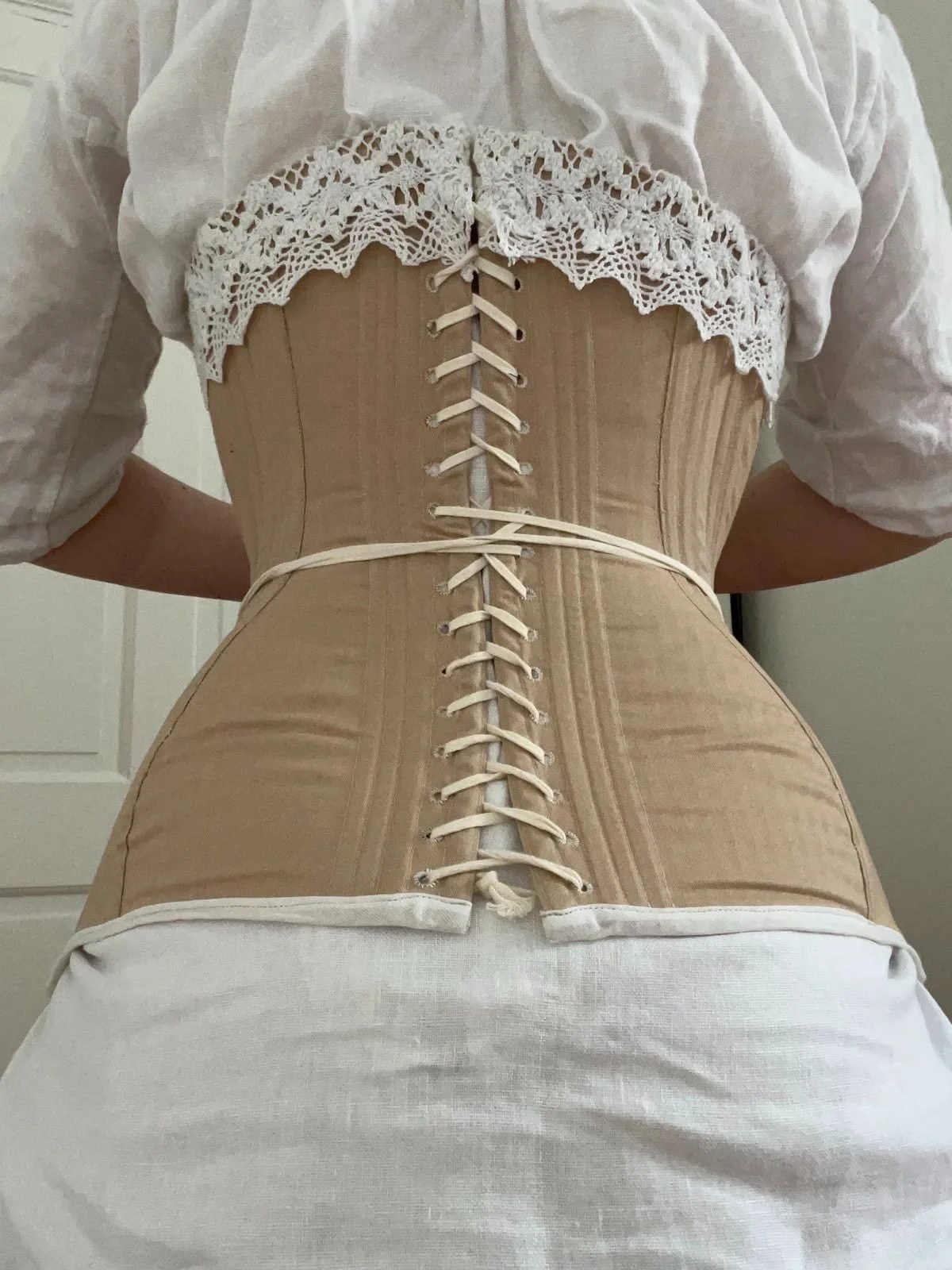 Between losing lockdown weight and the fabric giving a little, the back no longer has much of a gap