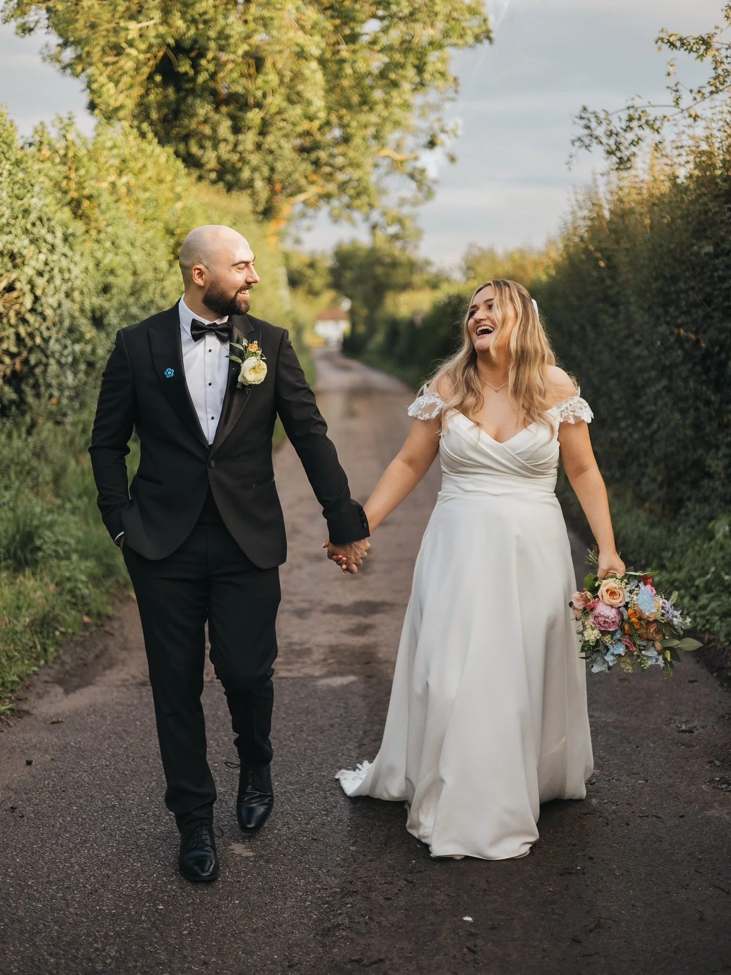 Phoebe &amp; George 🤍

A little bit of rain didn&rsquo;t stop these guys having the best day ever, it was a pleasure to be able to photograph these moments 💕

Here&rsquo;s a few from their special day 📸

Venue: @oadstweddings 
Photographer: @fizzy