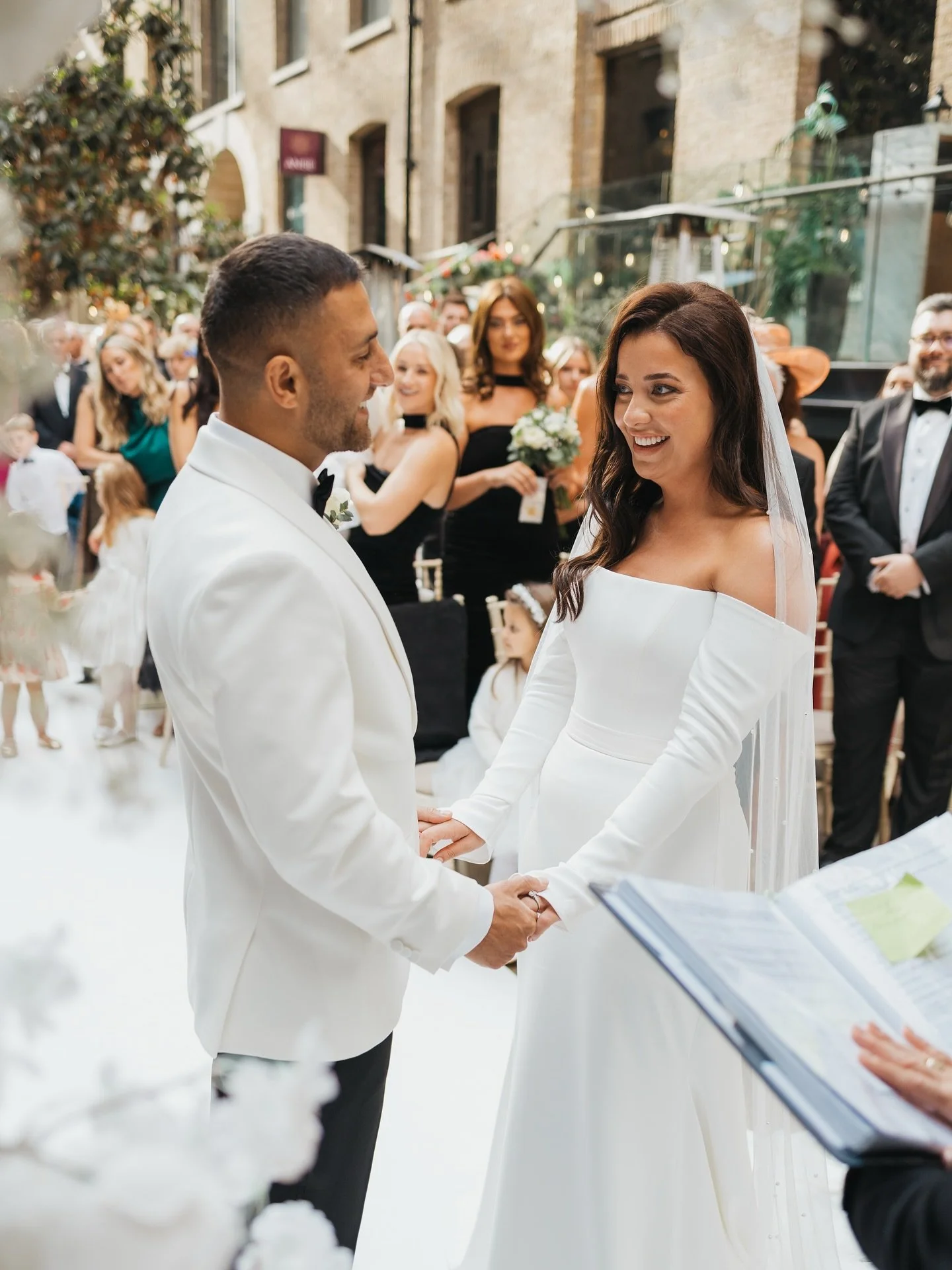 Happy one year anniversary to these two 🤍
Venue - @drakeandmorgan 
Photographer - @fizzyphotographyweddings 
Video - @samwilkinsonvideo 
Make up - @makeupbydannib_ 
Hair - @hairbyshanicem 
Second shooters - @elizabethjayneweddings @inlinefilm 
Flor