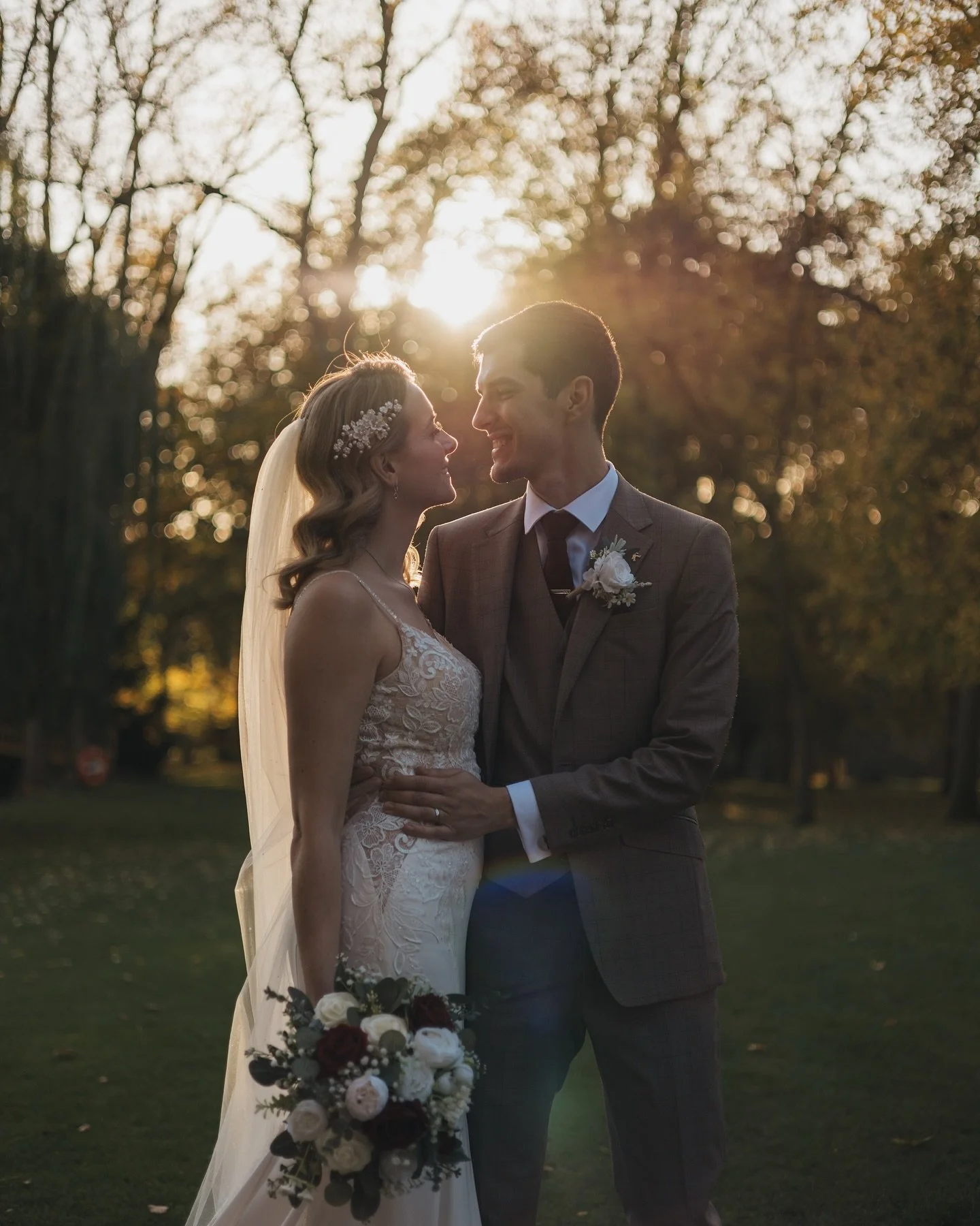 Skye &amp; Calum 🤍

It was so great to be back at @mulberryhousehotel for this amazing day!! 🥰

Here are a few of my favourites from their beautiful autumnal day! 💕

Venue - @mulberryhousehotel 
Photographer- @fizzyphotographyweddings 
Videographe