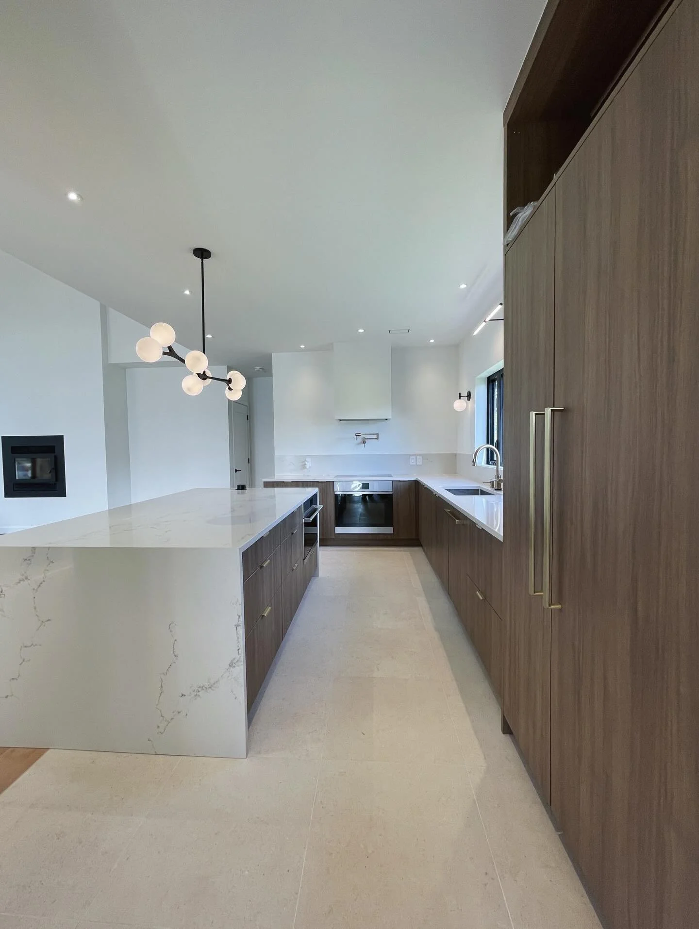 This kitchen proves that the best design details are the ones you barely notice. Seamless lines and integrated elements keep the space feeling calm, bright, and beautifully intentional.