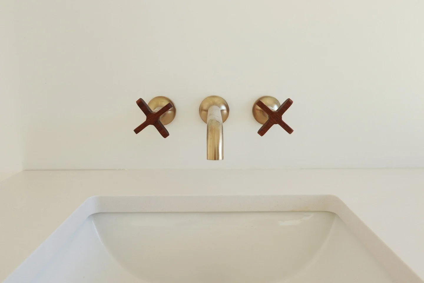 Simplicity meets elegance ✨ Minimalist design, clean lines, and thoughtful finishes make even the smallest details stand out. Every element, down to the faucet, is designed for timeless style. #ModernDesign #LuxuryBathroom #MinimalistLiving #Marquise