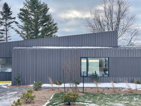 Modern design, effortless views. From the moment you drive up, the open-concept layout and large windows draw your eye straight through to the lake, making every angle feel connected to nature. 🌊 #MarquiseConstruction #ModernCottage #LakeViews #Drea