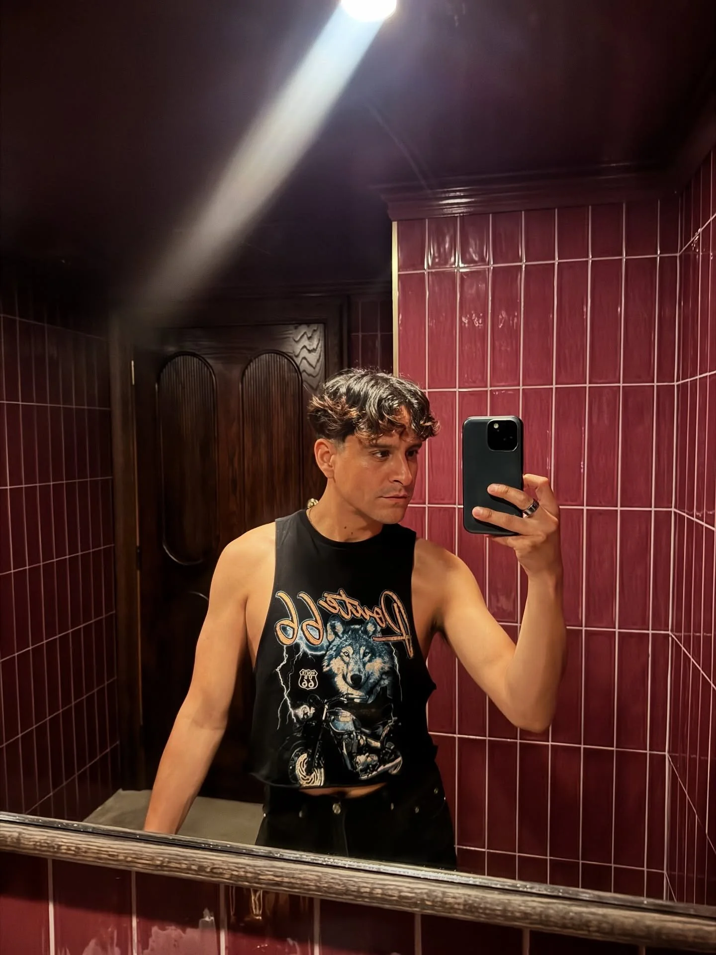 no shows este verano ☀️ pero still here hot as fuuqqq like 🥵 who am i to be this perfect dios m&iacute;o 🕊️ have you kissed me yet bc you should papi 🫦 

#nyc #gay #sweaty