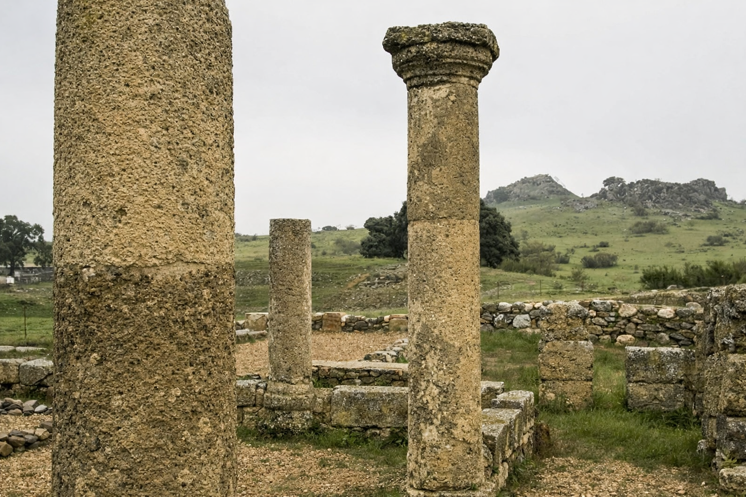 Castillejos volcánicos y yacimiento de Sisapo