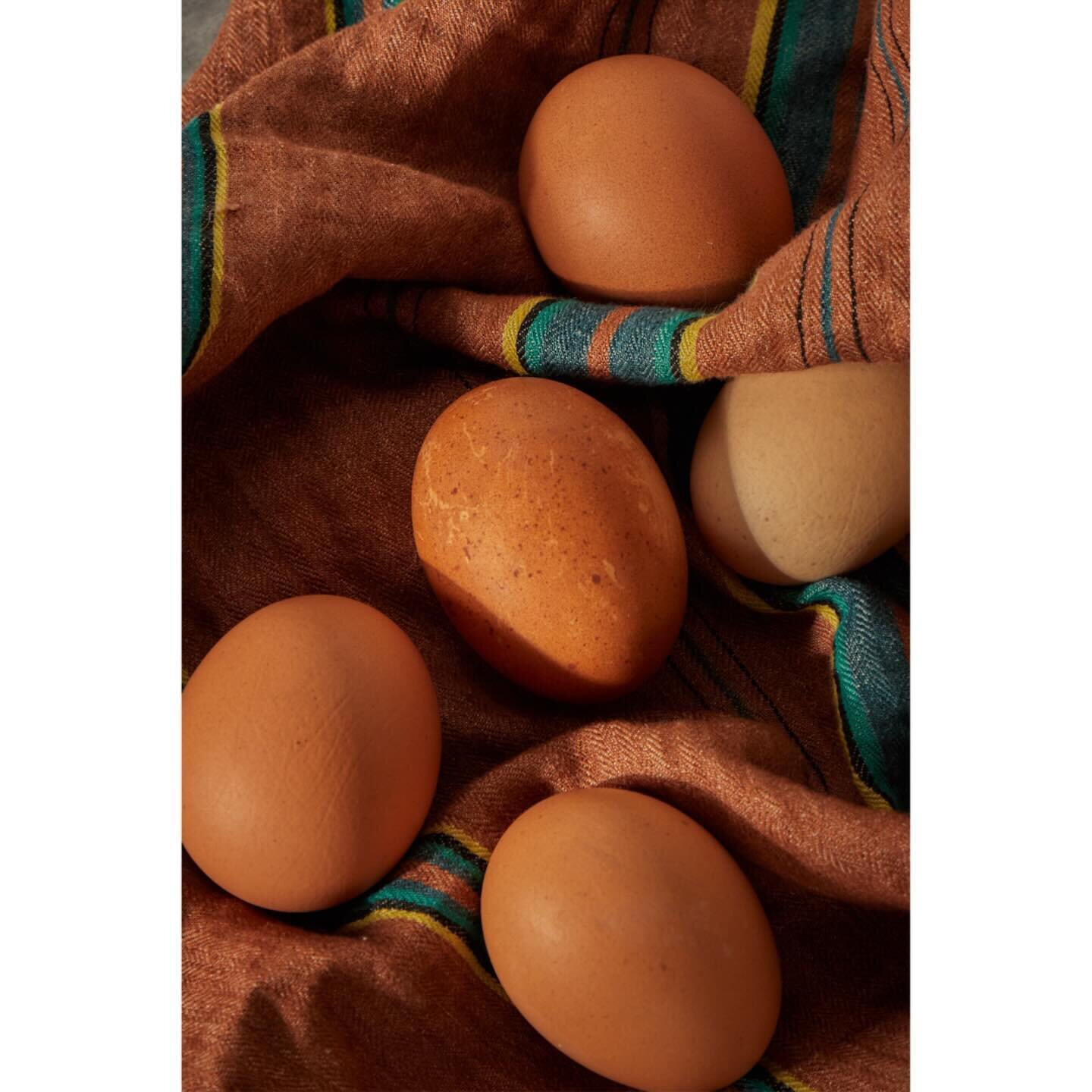 One goal for this year is to incorporate more soft light into my work, but I can never resist taking off the diffuser to see what works better. Which lighting do you prefer for these local eggs and textiles from @riccardobarthel? #pageandplate #foodp