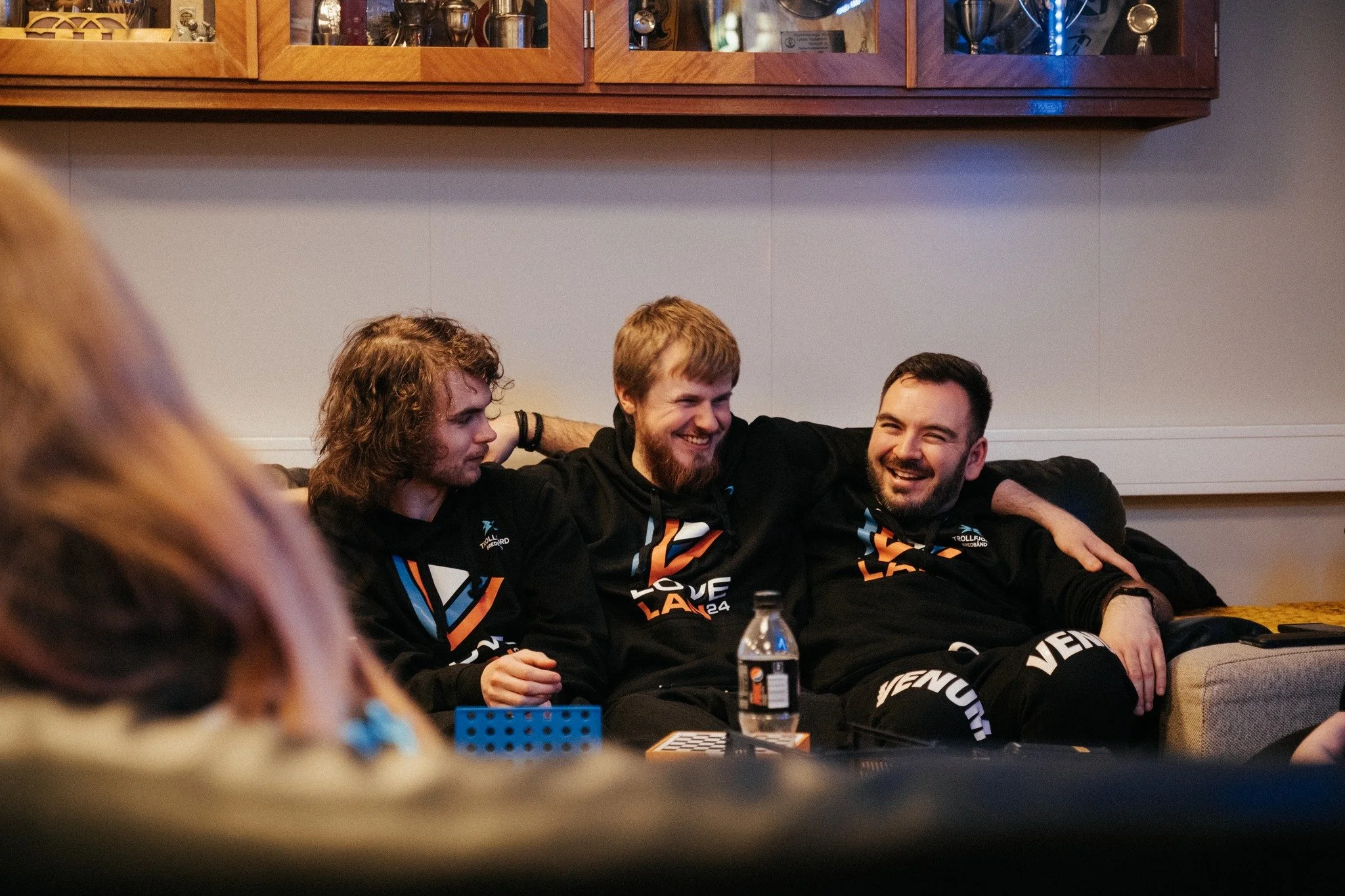 Hva skal til for &aring; lage et LAN?🎮
Svaret er denne smilende gjengen her!🧡 Hvert &aring;r har vi mellom 40-50 frivillige som st&aring;r p&aring; for &aring; lage en trygg arena og m&oslash;teplass for gamere. Vi er evig takknemlig!🥰

Har du lys