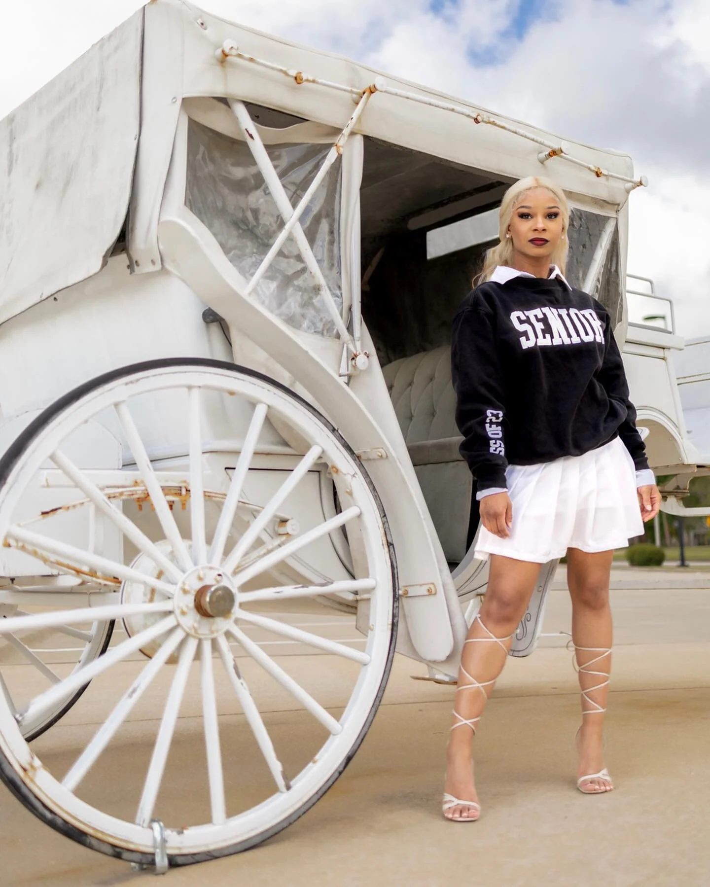 Big thanks and early congratulations to Nevaeh! I had the pleasure of being able to do her Grad shoot and she CRUSHED it!!