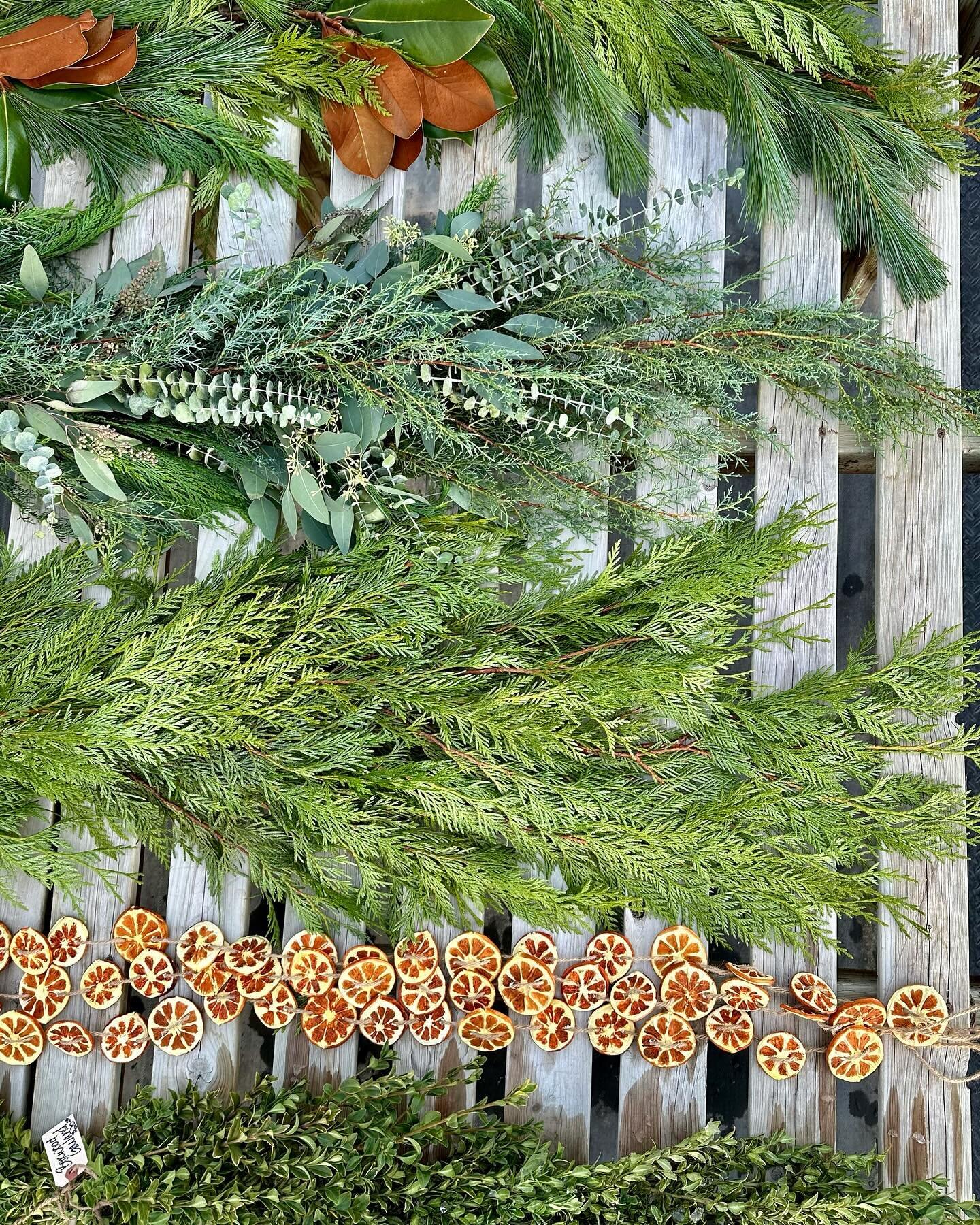 So many pretty garlands to choose from! One of the easiest ways to make your home look and smell like Christmas.🎄 

Place them on your dining table or island with taper candles, on your buffet or fireplace mantle, or hang them on your railing. 
Brin